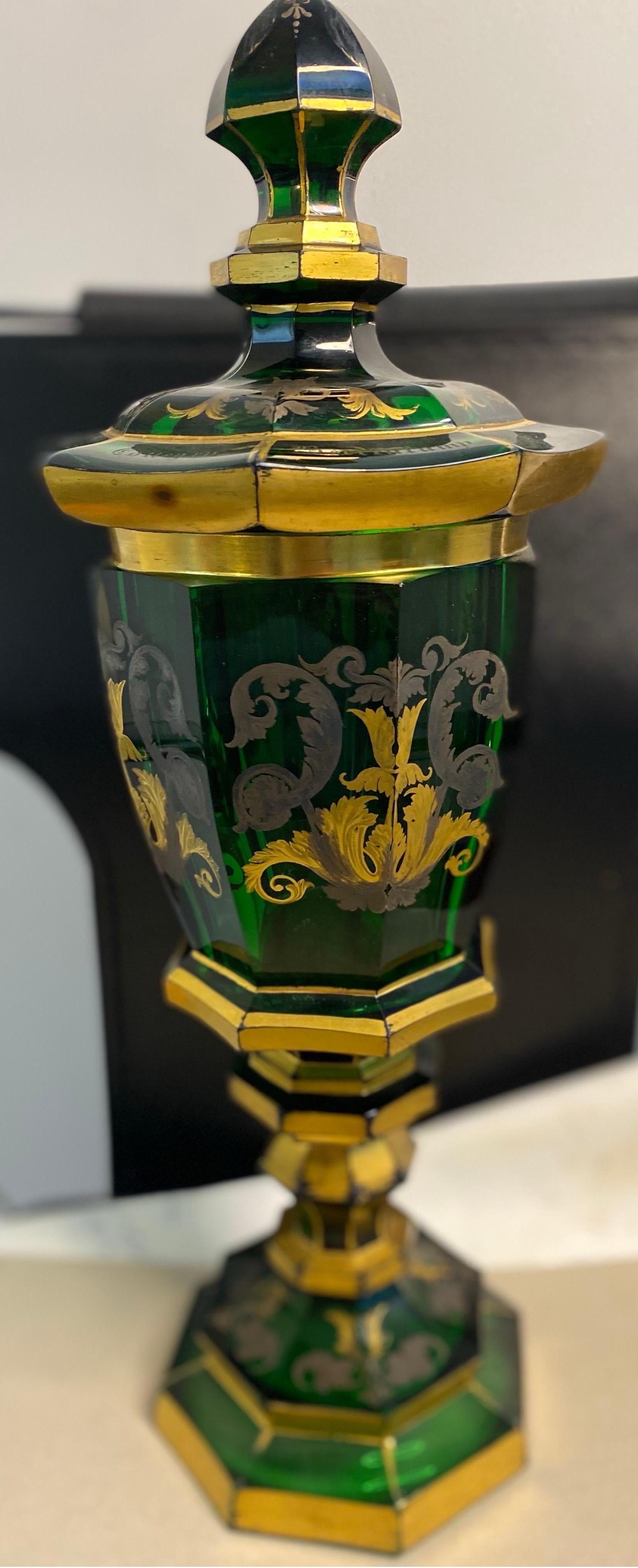 Gobelet en cristal du 19ème siècle décoré de fleurs

 Unisexe en vente