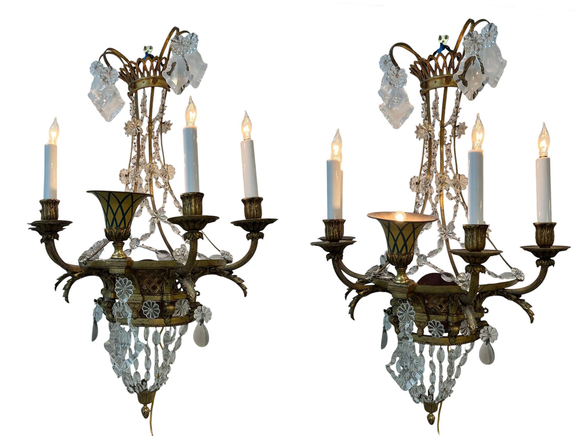 Coppia di appliques in cristallo del XIX secolo, molto decorative, con quattro candele e una coppa gialla al centro che contiene una luce. Francese, circa 1880. 