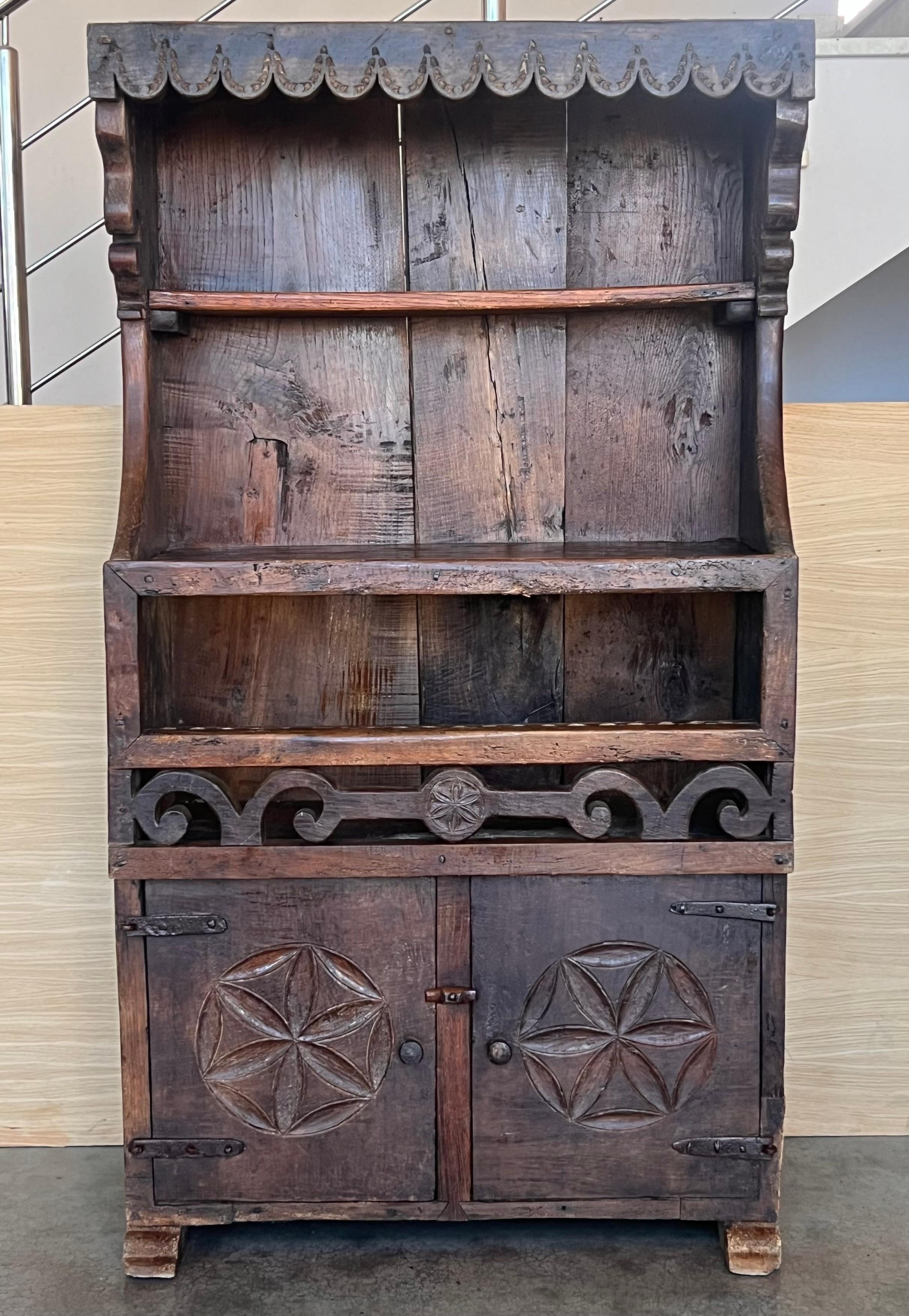 Spanischer Schrank oder Buffet aus Nussbaumholz aus dem 19. Ausgestattet mit zwei Teilen und vier Türen. Dieser massive Schrank, der in Spanien hergestellt wurde, weist eine wunderschöne Walnussmaserung auf und zeigt die erstaunliche Handwerkskunst.
