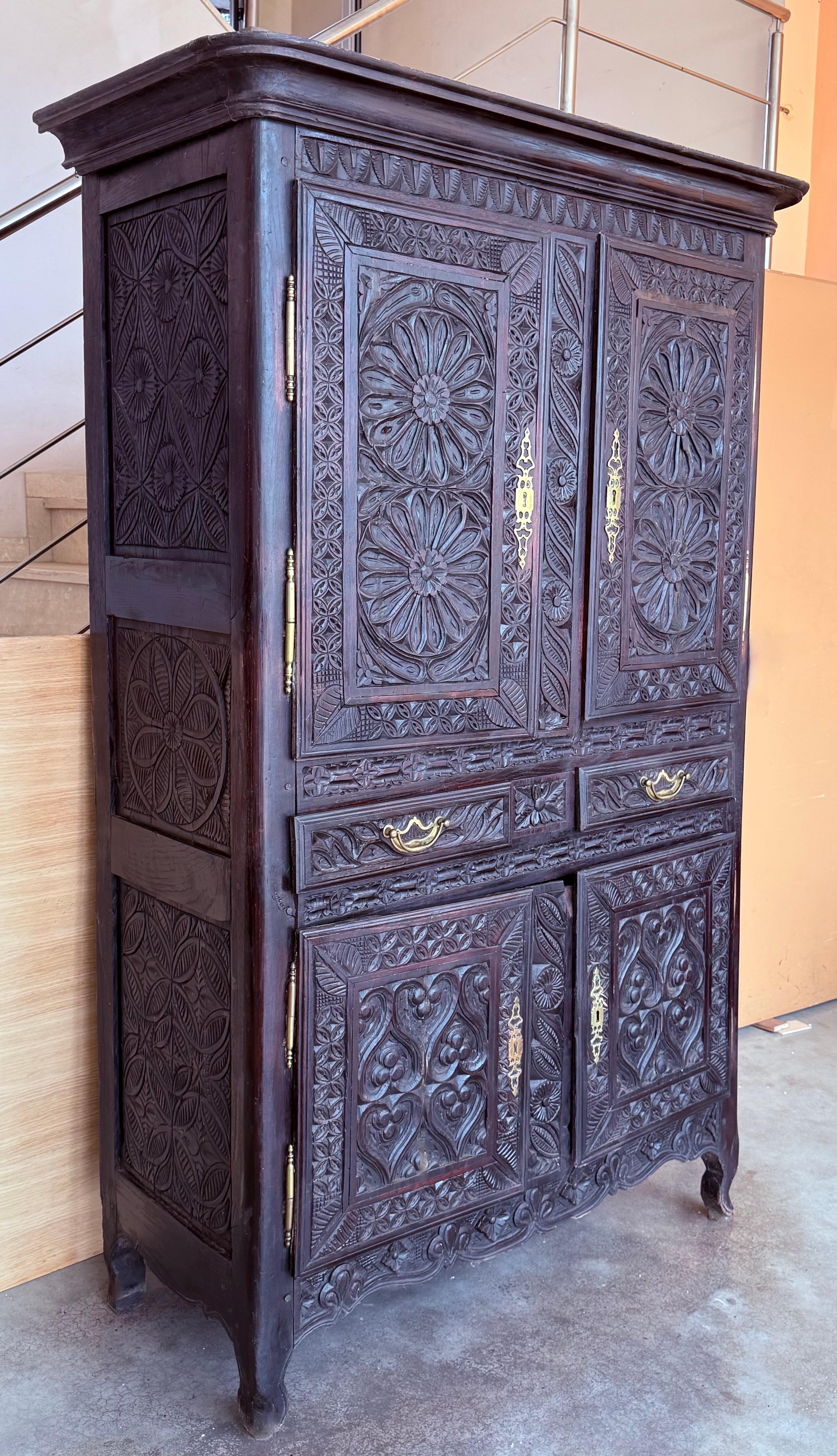 Spanischer Schrank oder Buffet aus Nussbaumholz aus dem 19. Ausgestattet mit zwei Teilen und vier Türen. Dieser massive Schrank, der in Spanien hergestellt wurde, weist eine wunderschöne Walnussmaserung auf und zeigt die erstaunliche Handwerkskunst.