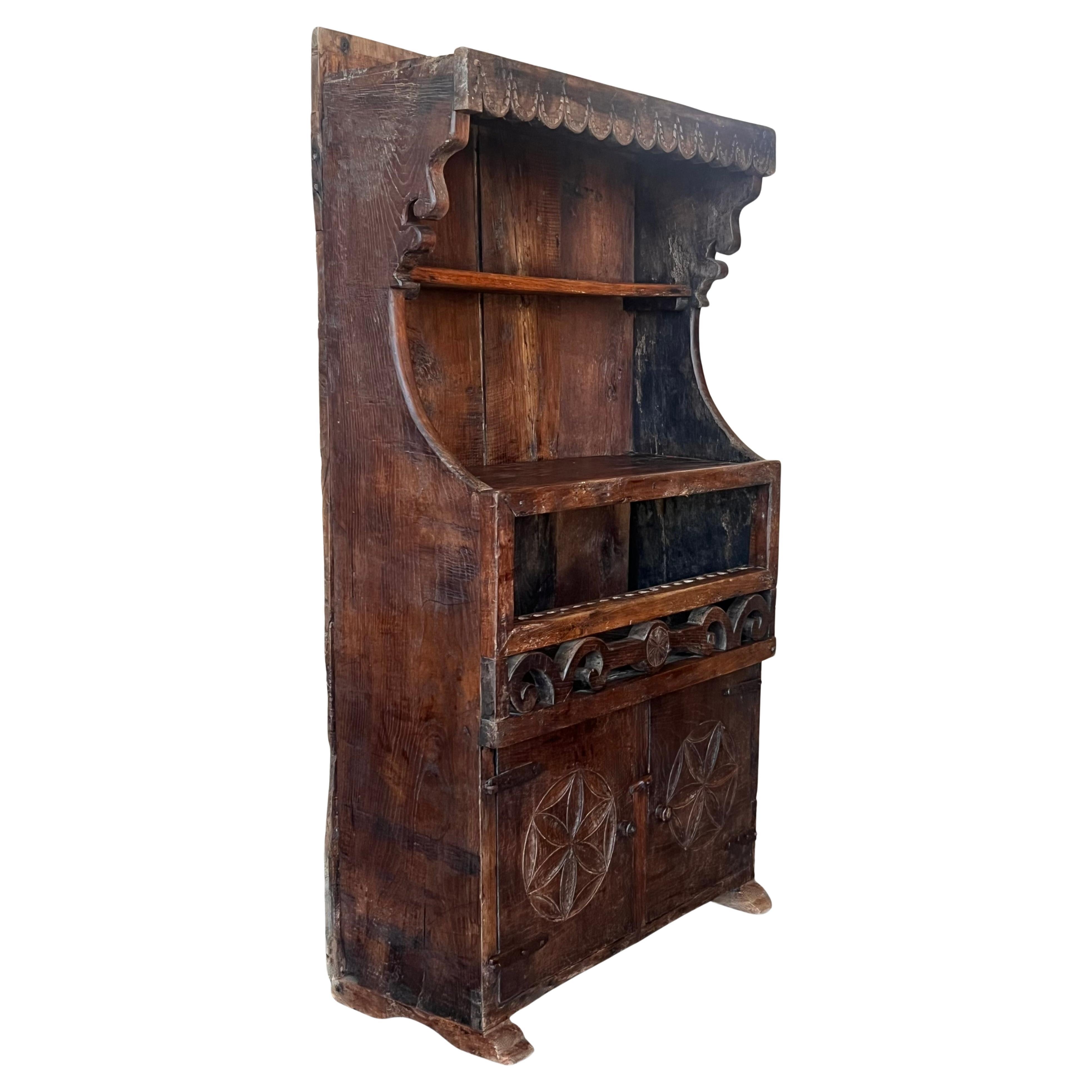 Credenza o armadio del XIX secolo, noce, influenza castigliana, Spagna, restaurato
