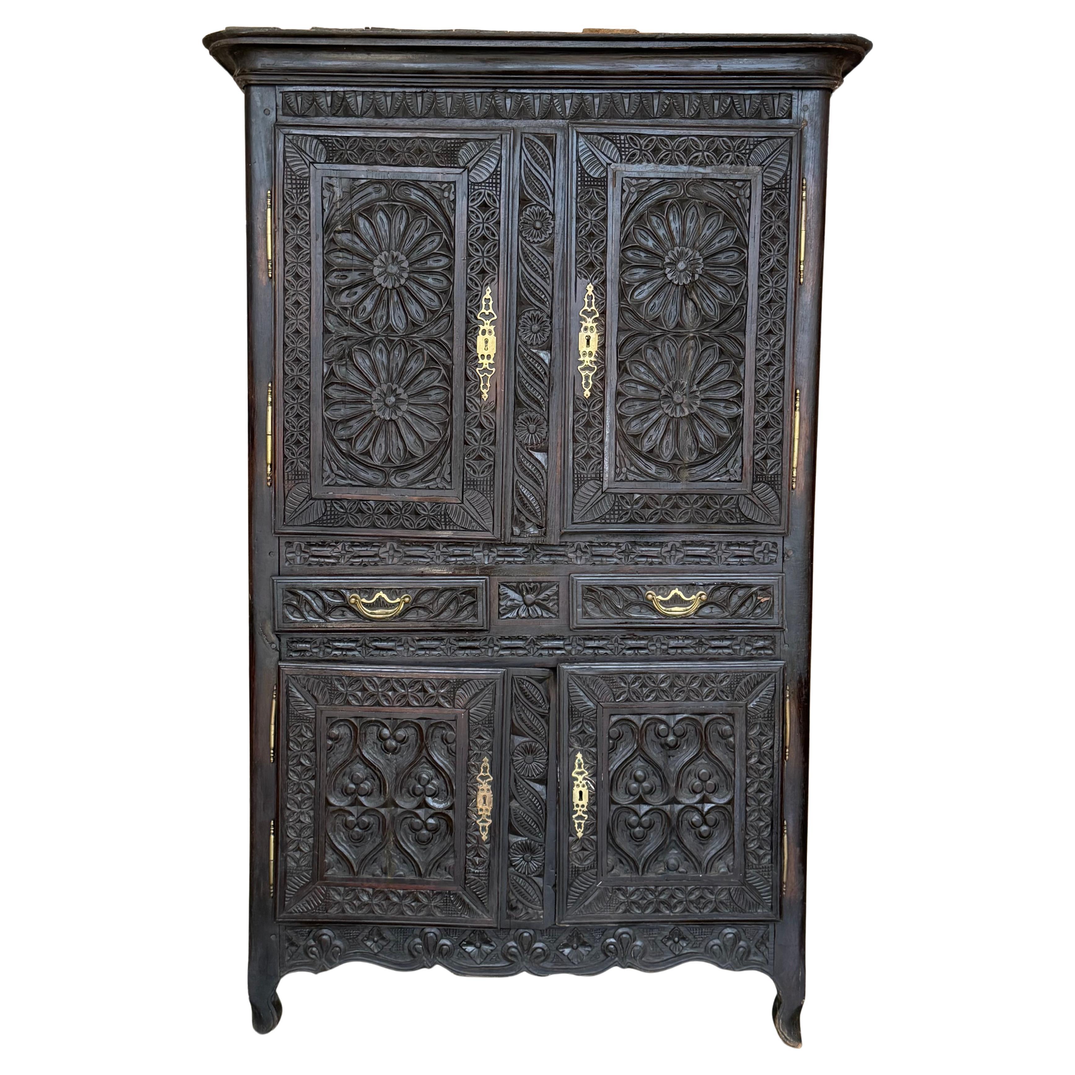 Credenza o armadio del XIX secolo, noce, influenza castigliana, Spagna, restaurato