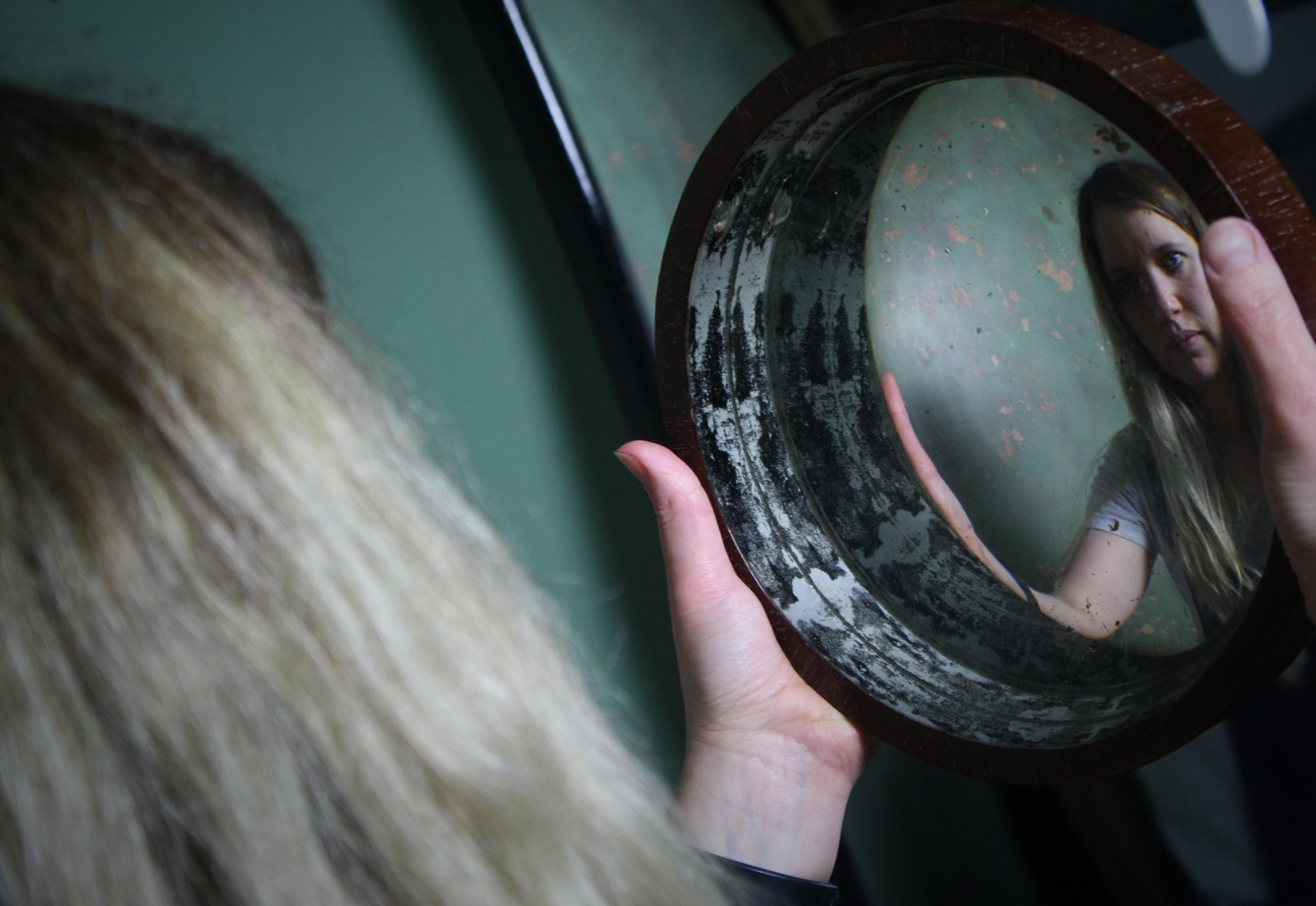 19th Century Curious Convex Circular Mirror, with a Concave Lens Mahogany Frame 8