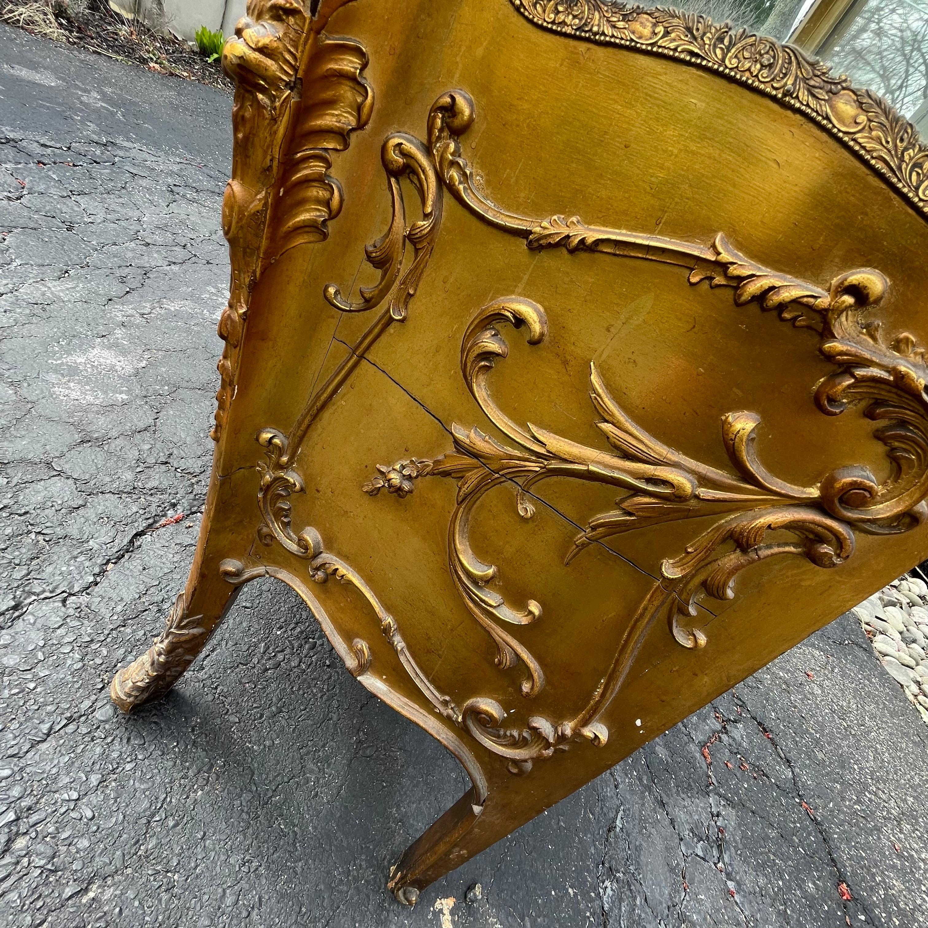 19th Century Curved Glass Ornate Gold Vitrine, France For Sale 1