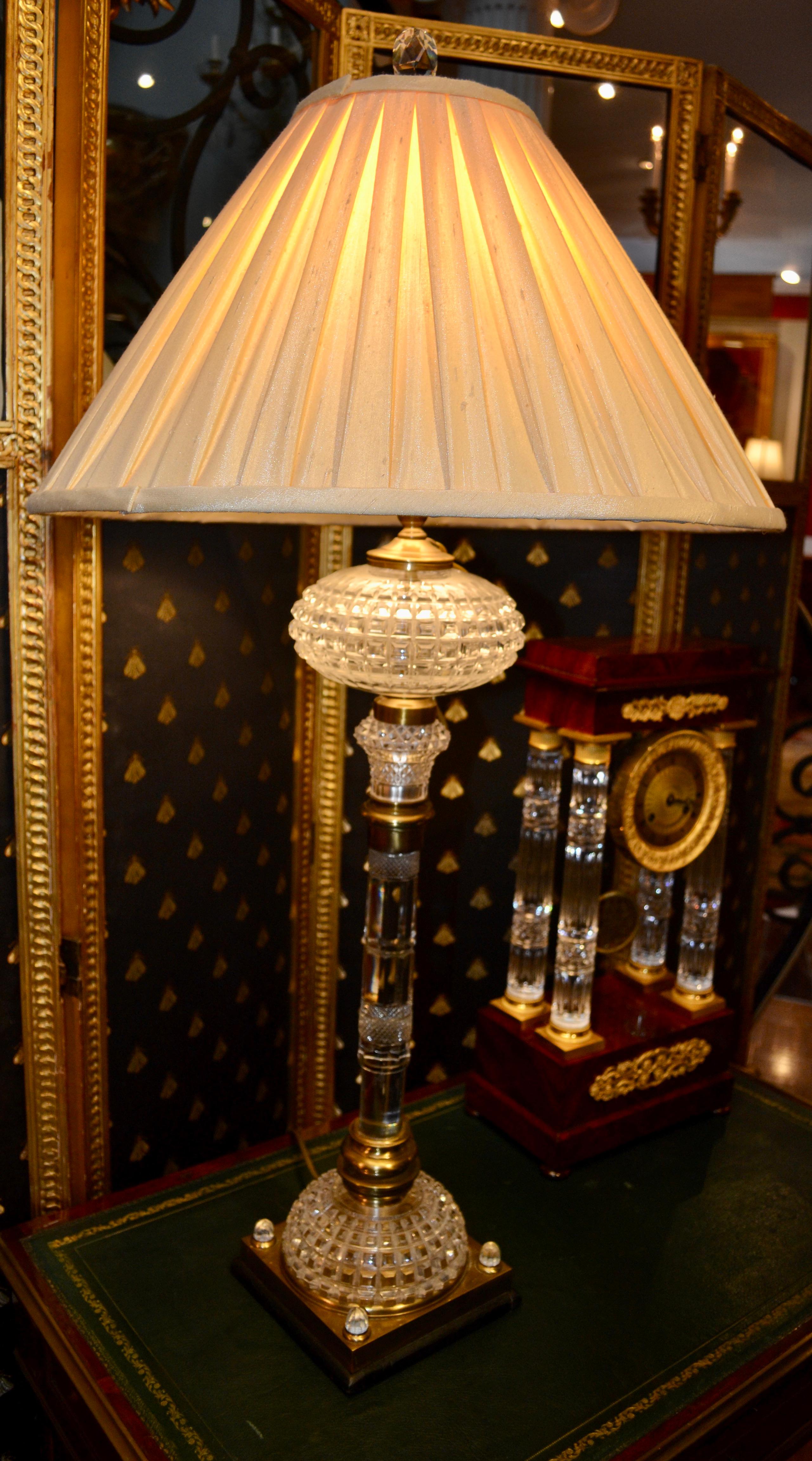 XIXe siècle Lampe de style Baccarat du 19ème siècle en cristal taillé garnie de laiton en vente