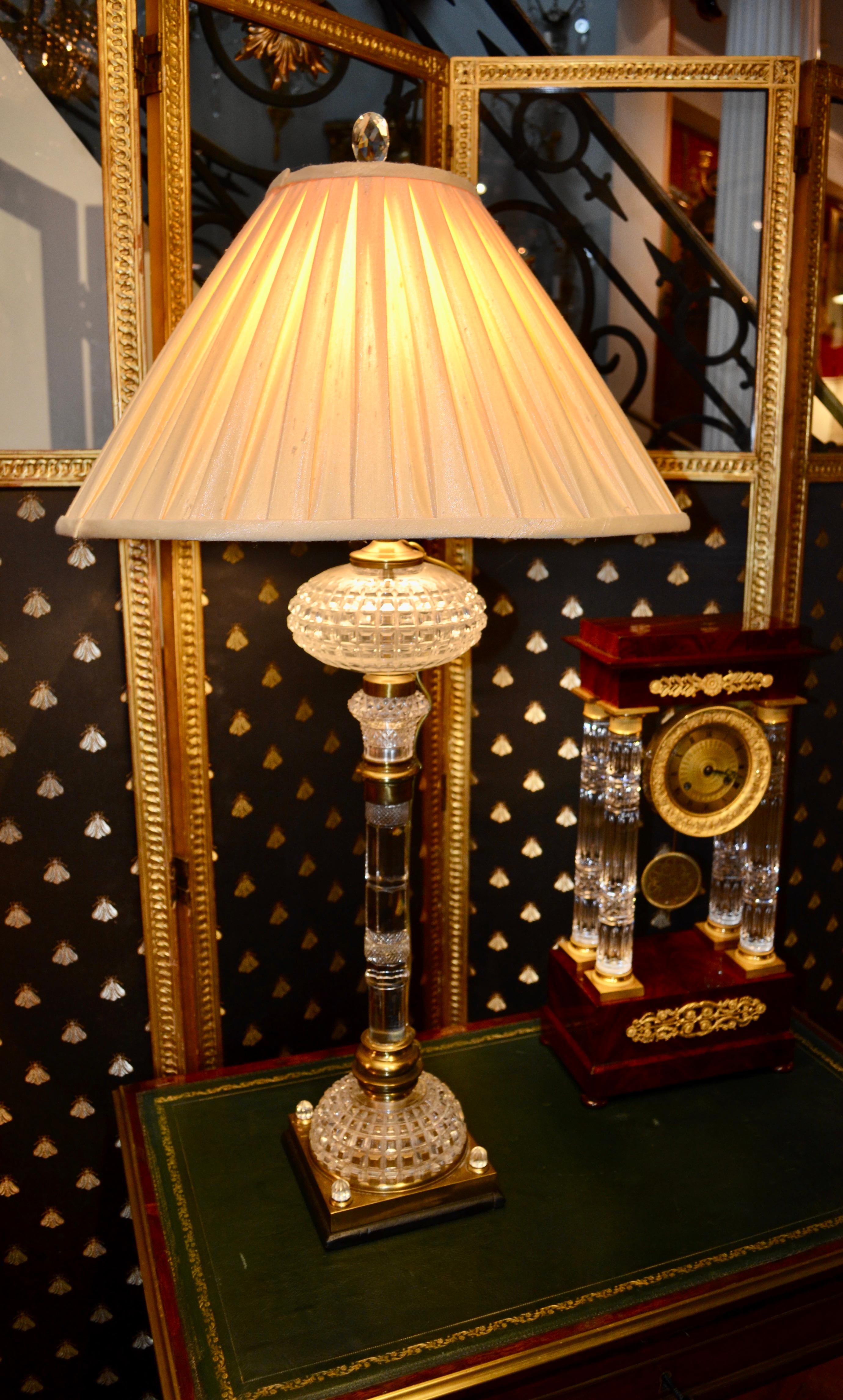 Laiton Lampe de style Baccarat du 19ème siècle en cristal taillé garnie de laiton en vente