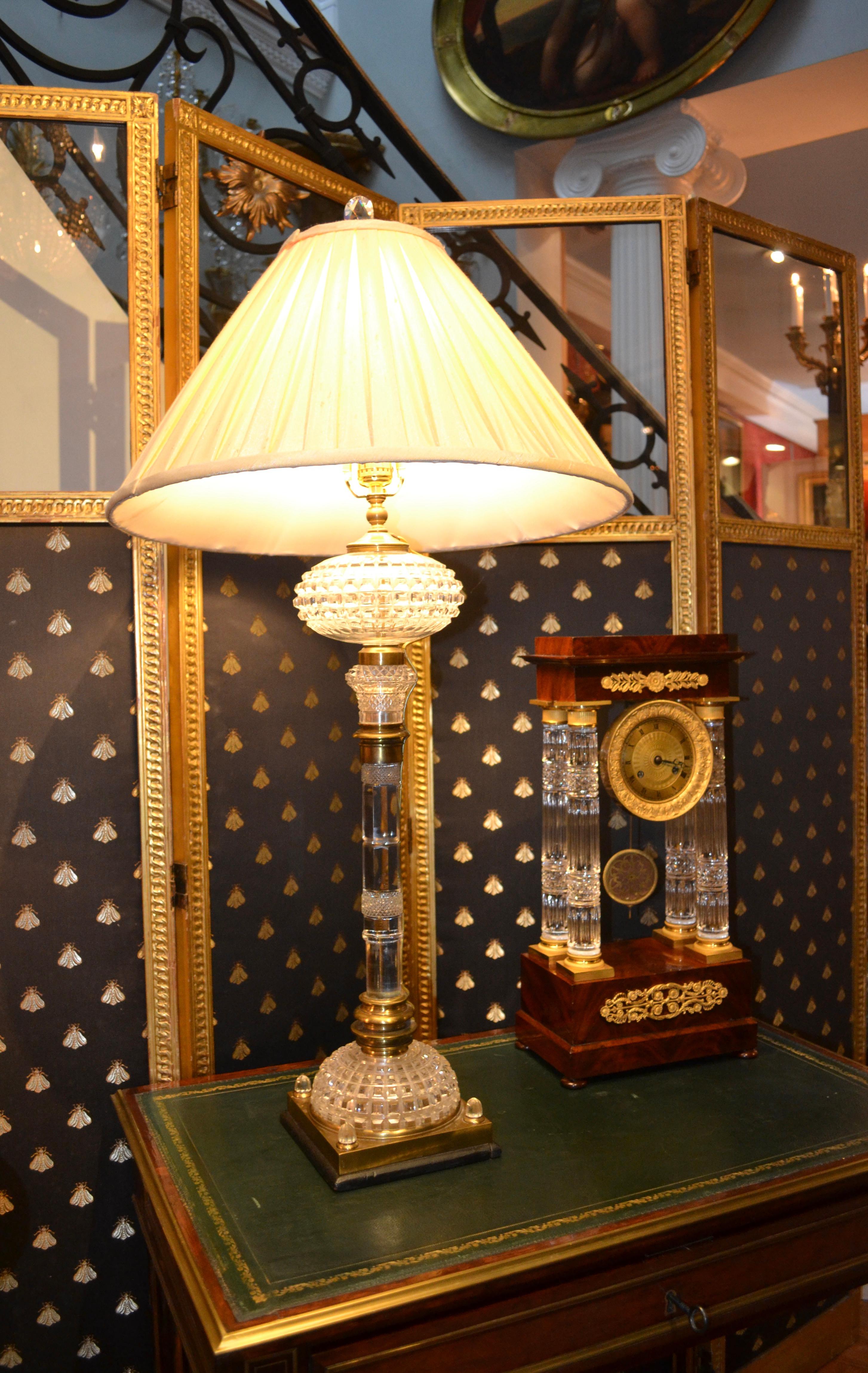 Lampe de style Baccarat du 19ème siècle en cristal taillé garnie de laiton en vente 1