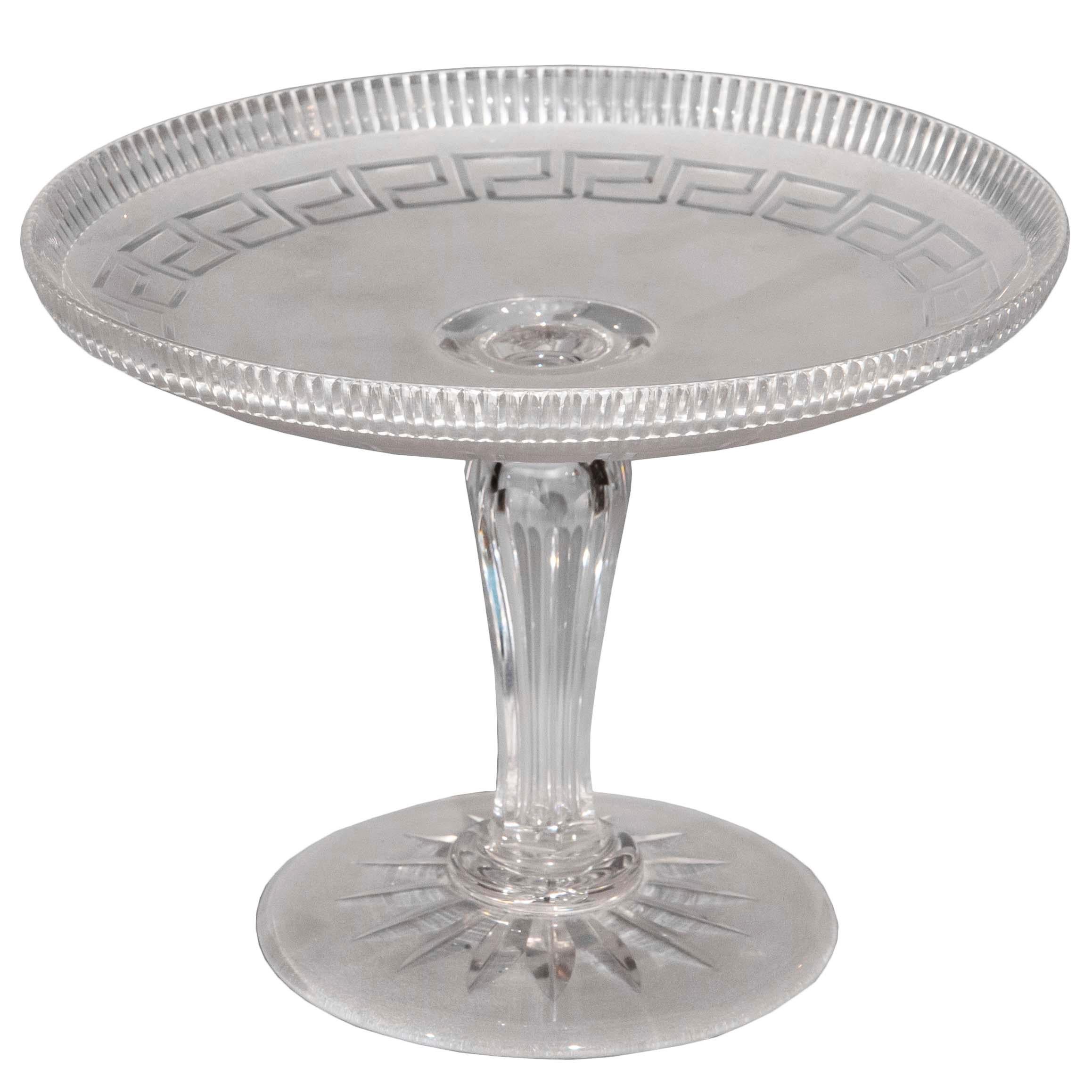 Verre Assiette de service en verre taillé du 19ème siècle avec décoration de clé grecque en vente