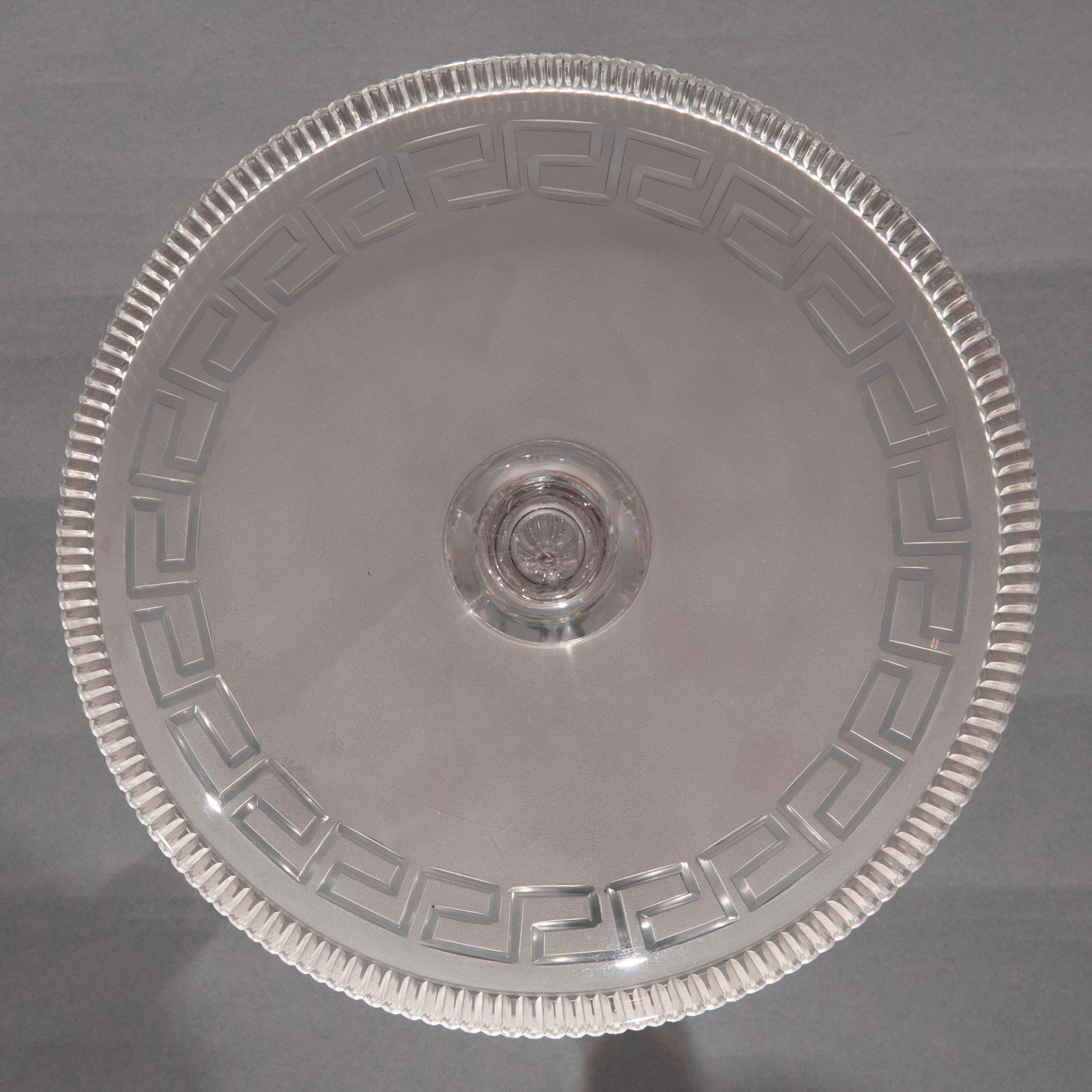 XIXe siècle Assiette de service en verre taillé du 19ème siècle avec décoration de clé grecque en vente