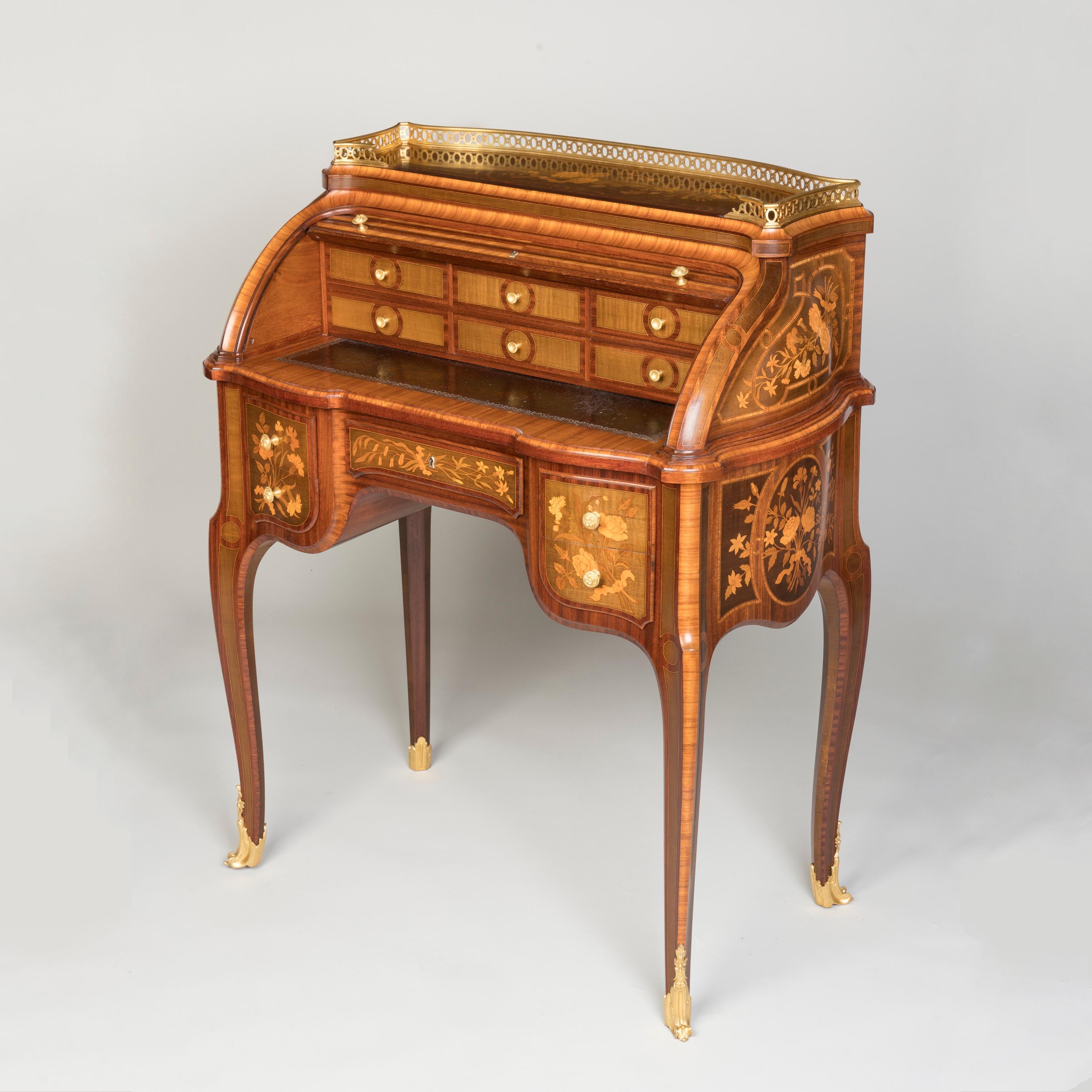 Un petit Bureau à Cylindre in stile transitorio
Dopo il design di Jean-François Oeben

Di François Linke
Indice n. 1626

Raro scrittoio a cilindro, dopo il celebre esemplare oggi conservato al Musée Nissim de Camondo di Parigi, costruito con intarsi