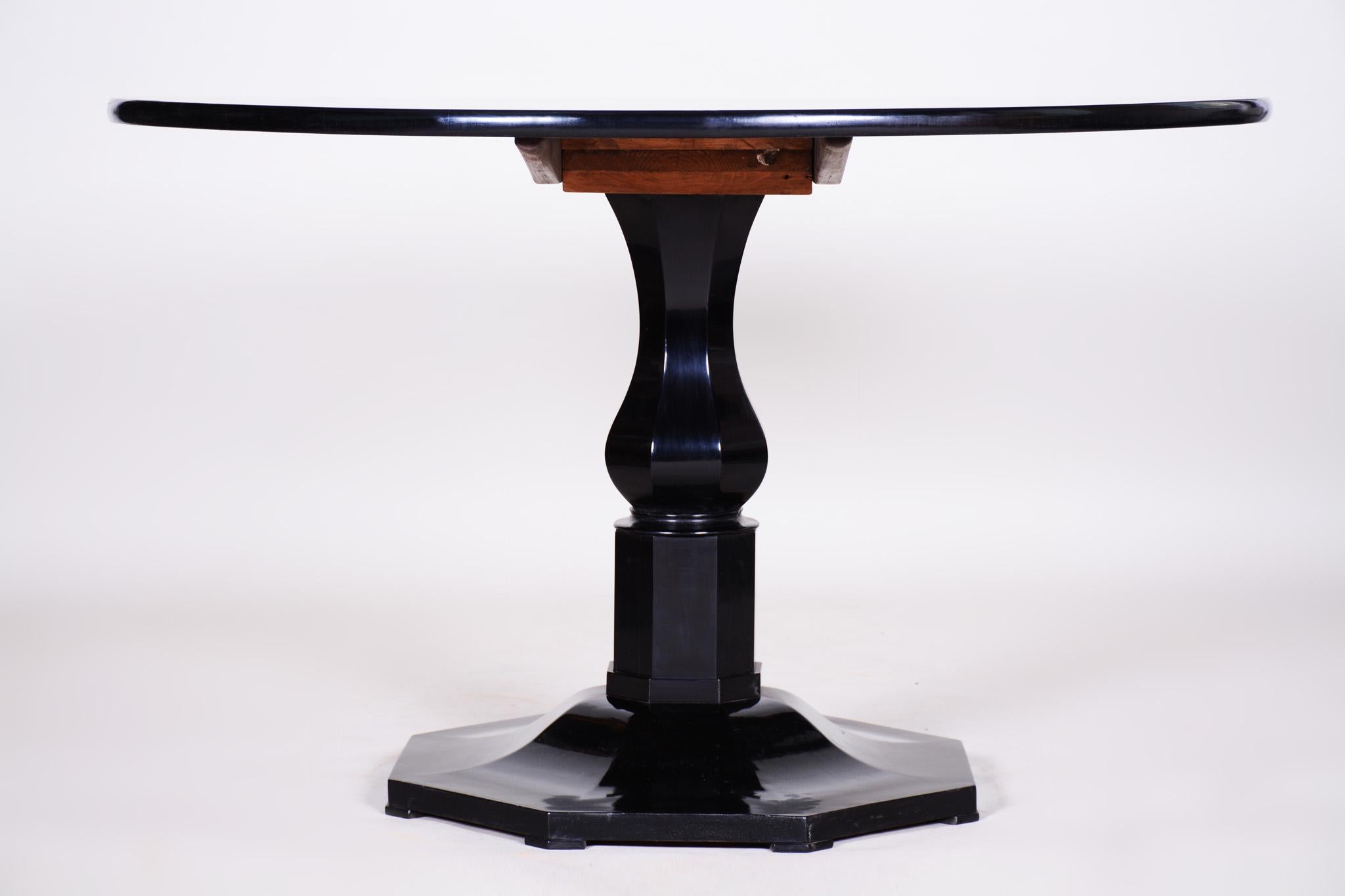 Restored 19th Century Czech Biedermeier Black Ebonized Round Table, 1820s In Good Condition In Brandys nad Labem, Středočeský kraj