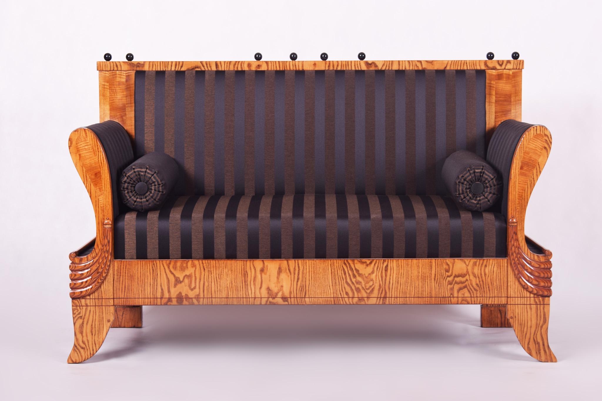 Biedermeier sofa
Completely restored, new upholstery included
Shellac polish.
Source: Czech
Period: 1830-1839.