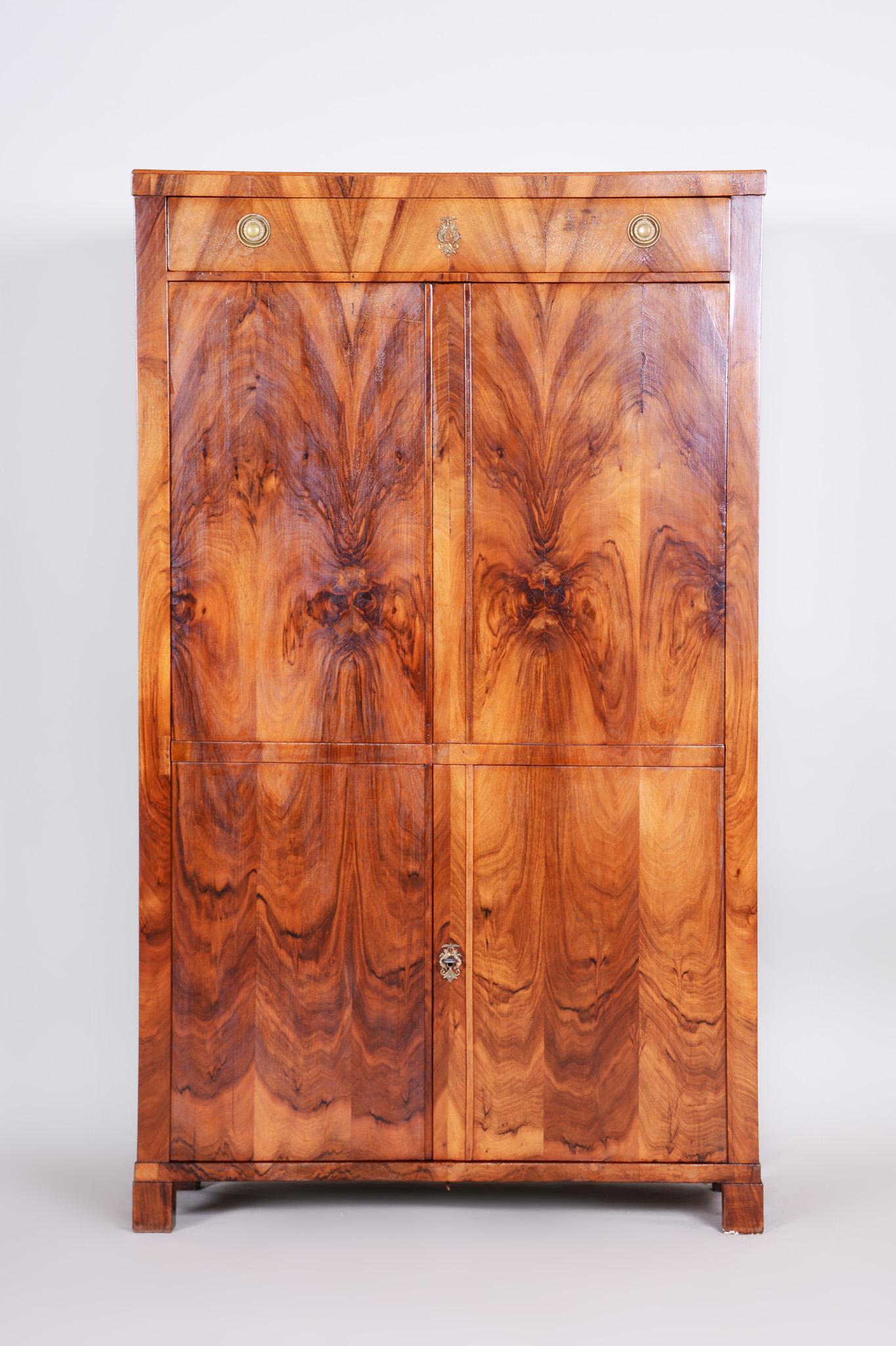 Completely restored Czech one door Biedermeier wardrobe cabinet.
Shelf Vertico
Source: Bohemia (Czechia)
Period: 1830-1839
Material: Walnut.

 