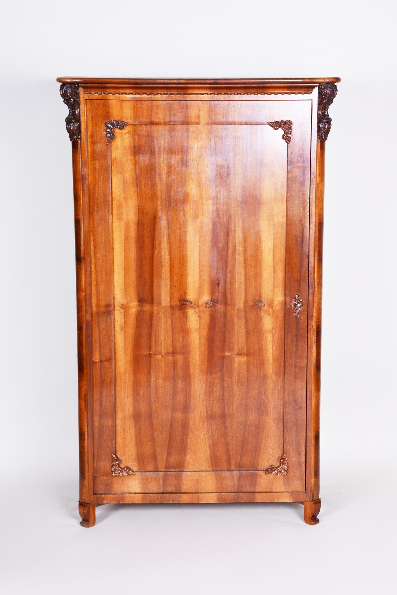 Shipping to any US port only for $290 USD

Completely restored Czech one door Biedermeier wardrobe cabinet.
Source: Bohemia (Czechia)
Period: 1840-1849
Material: Walnut.
