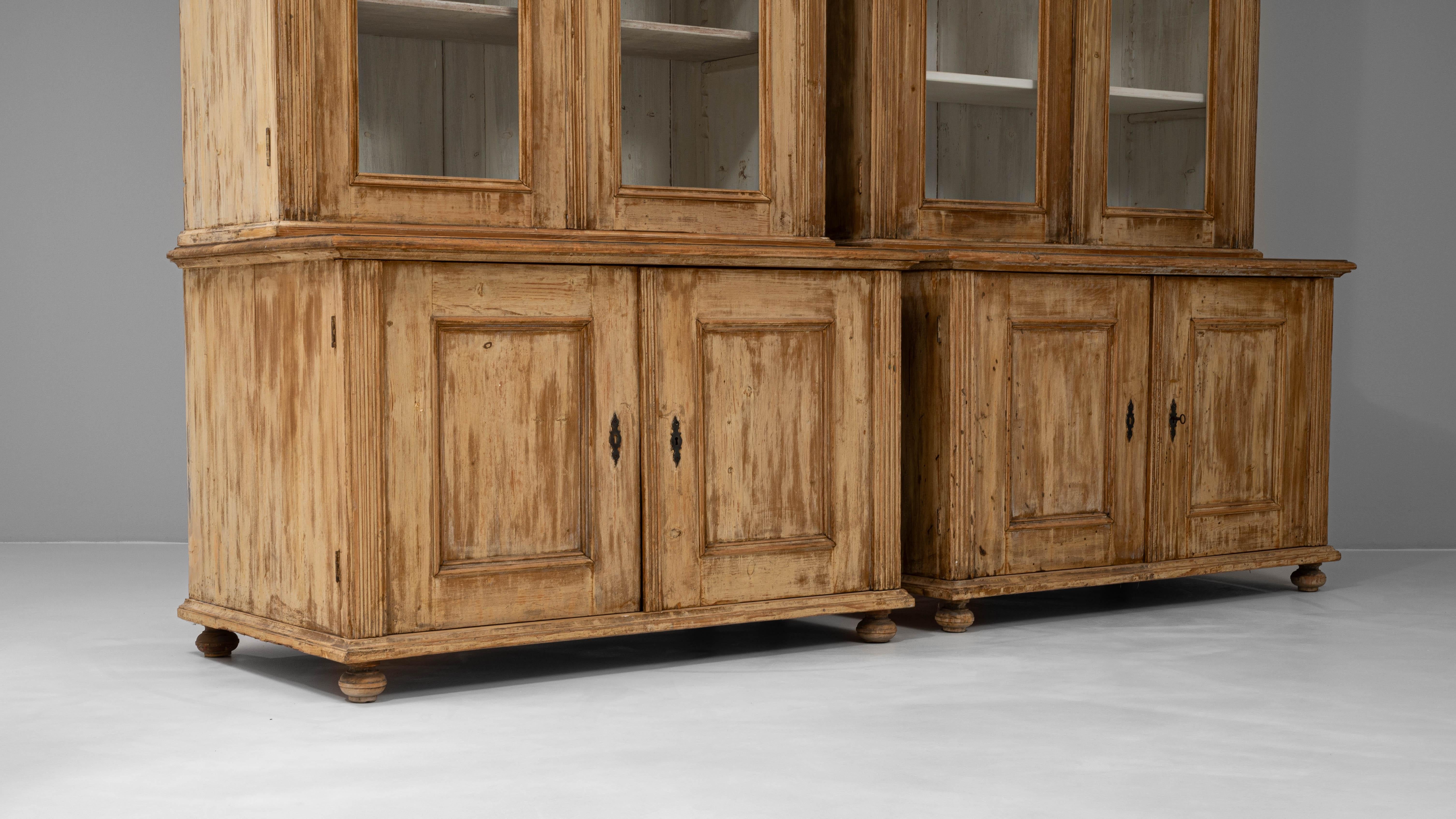 19th Century Czech Pair of Wooden Vitrines in vendita 6