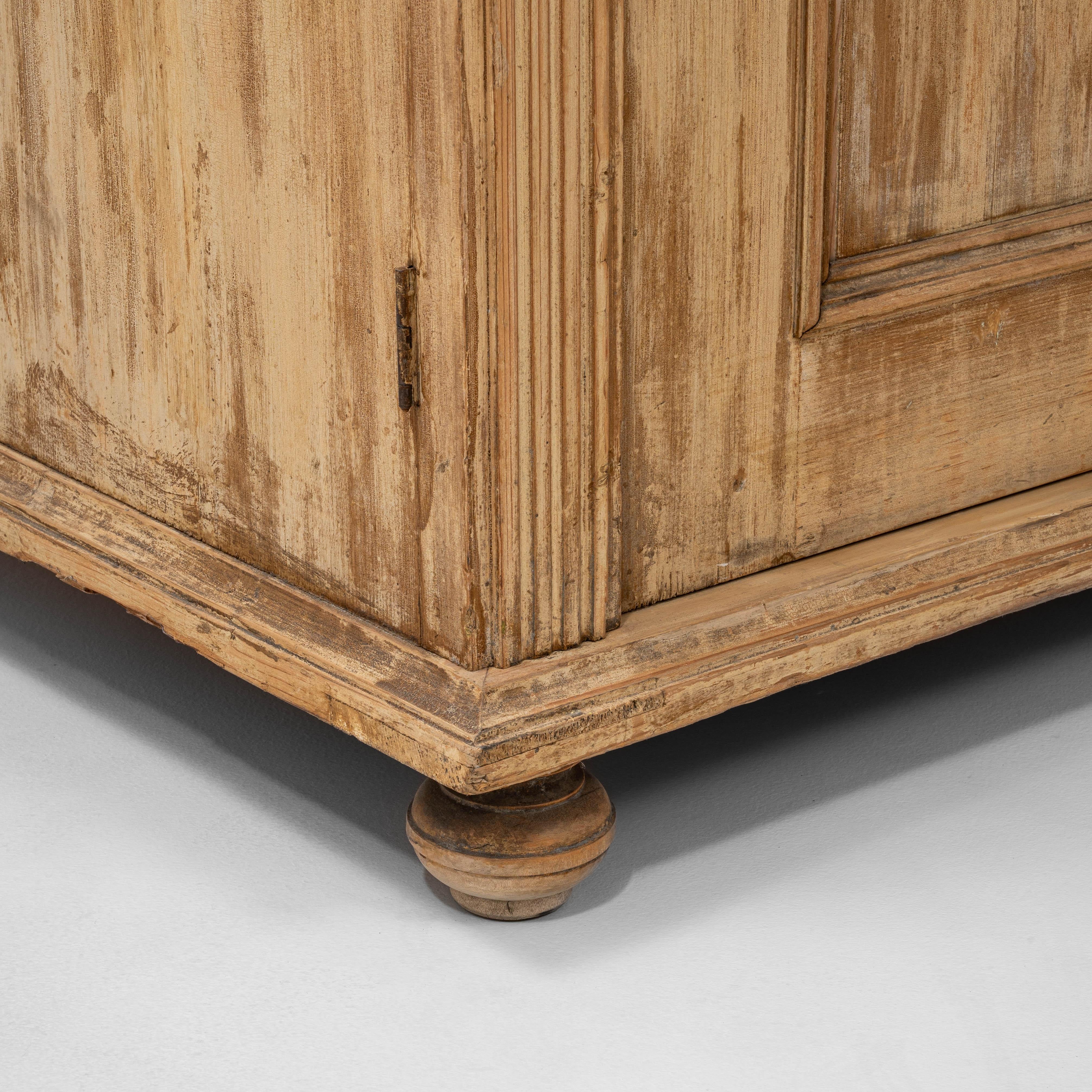 19th Century Czech Pair of Wooden Vitrines in vendita 7