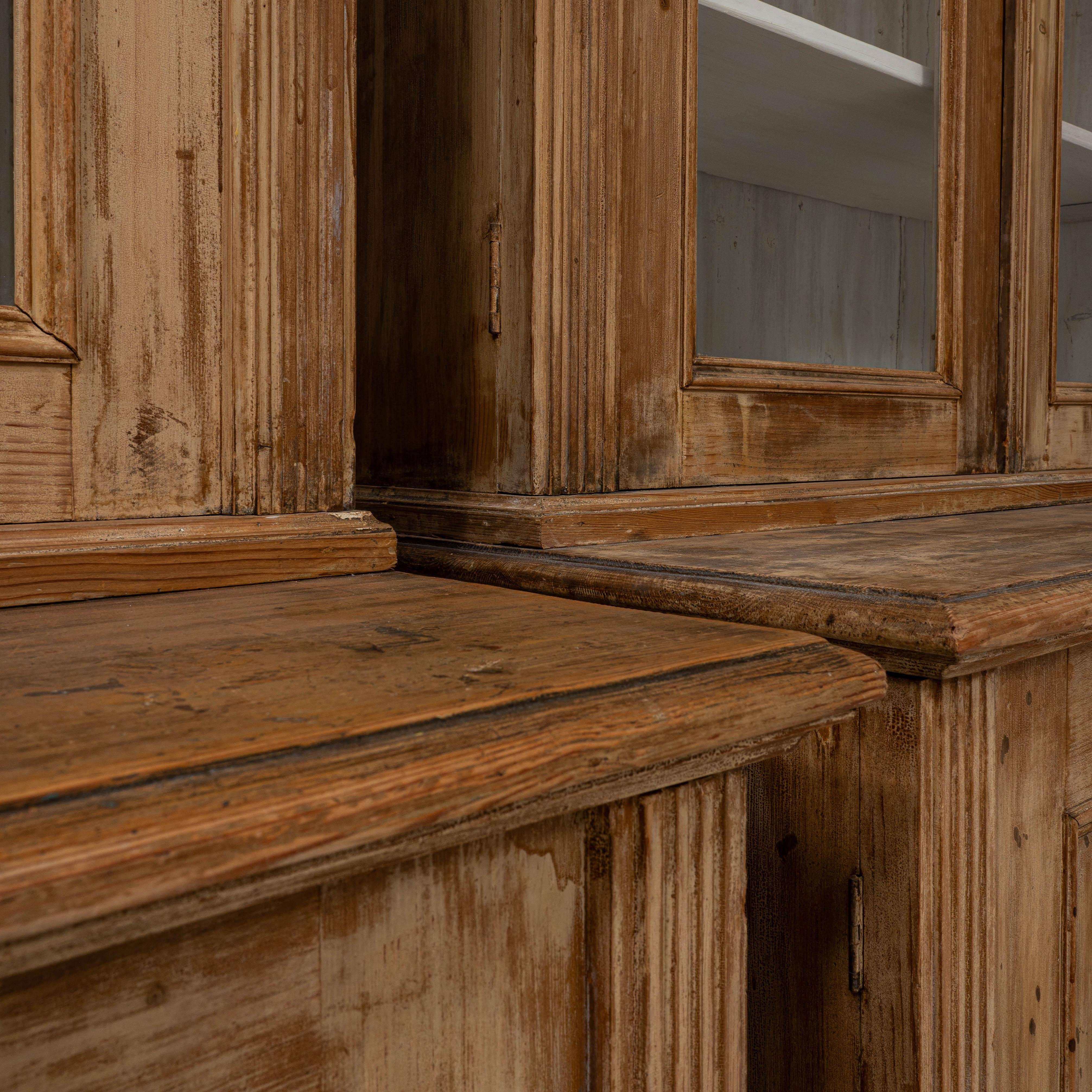 19th Century Czech Pair of Wooden Vitrines in vendita 8