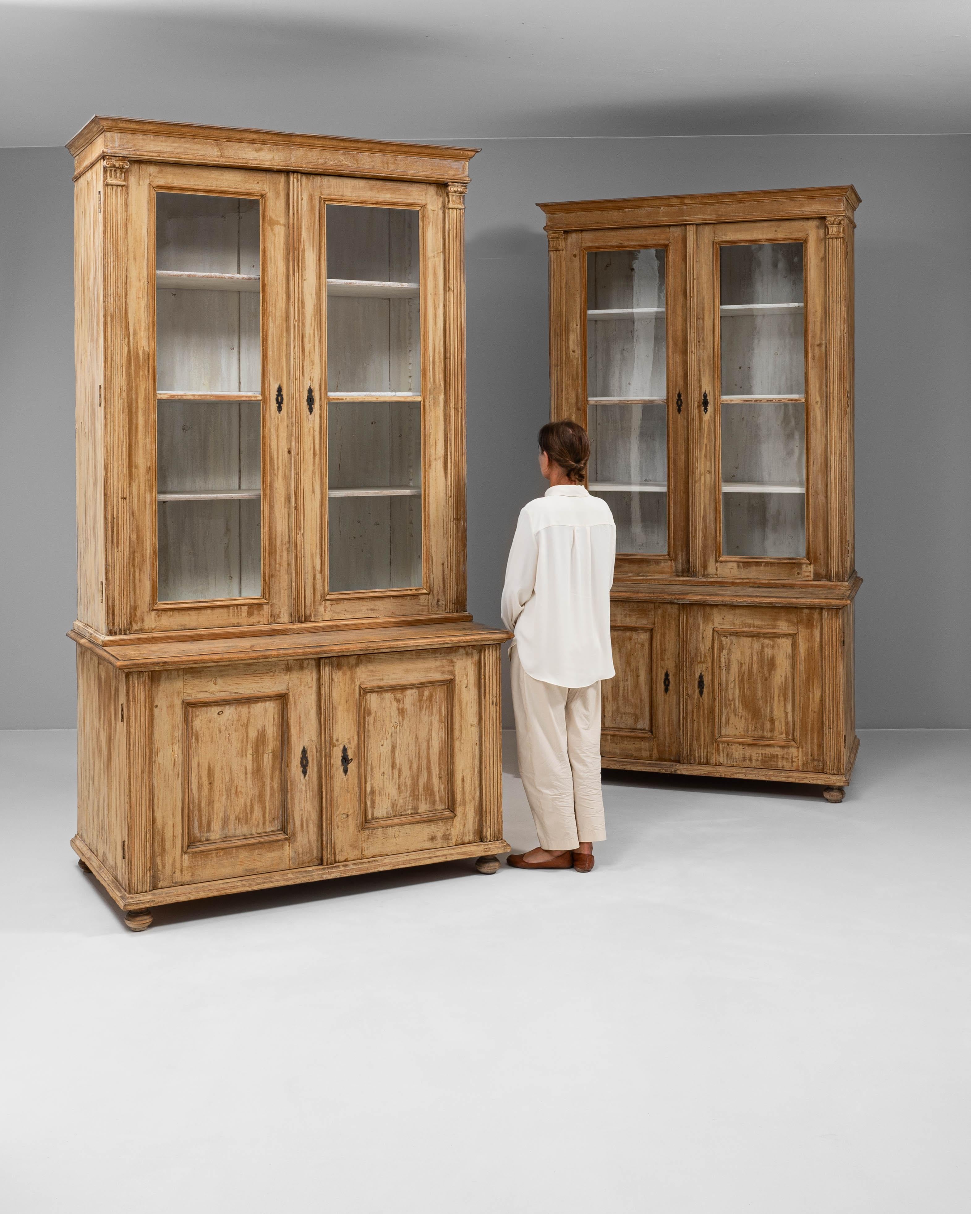 19th Century Czech Pair of Wooden Vitrines In condizioni buone in vendita a High Point, NC