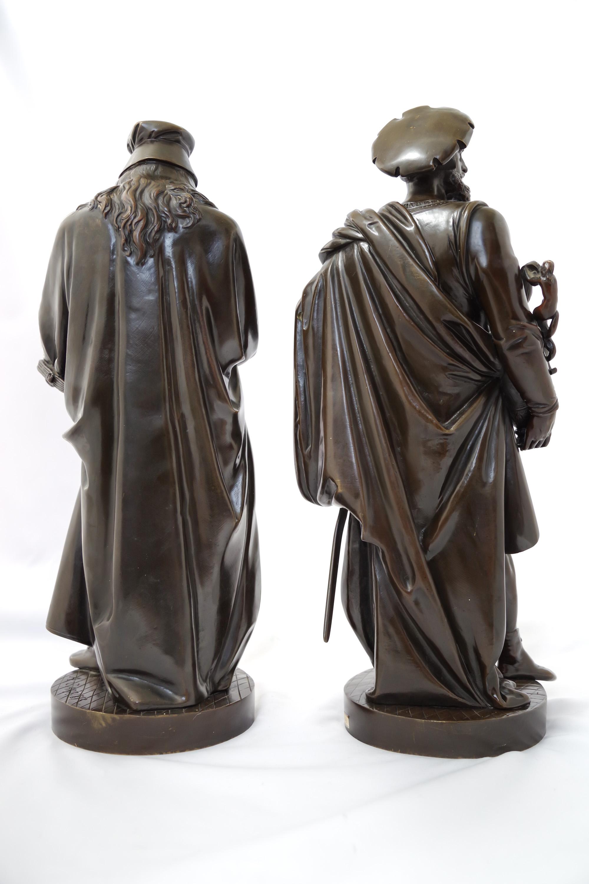 This couple of sculptures was made by Albert-Ernest Carrier-Belleuse, a French artist and one of the founding members of the Société Nationale des Beaux-Arts, who lived in the 19th century. This work in a dark-patinated bronze, represents Da Vinci