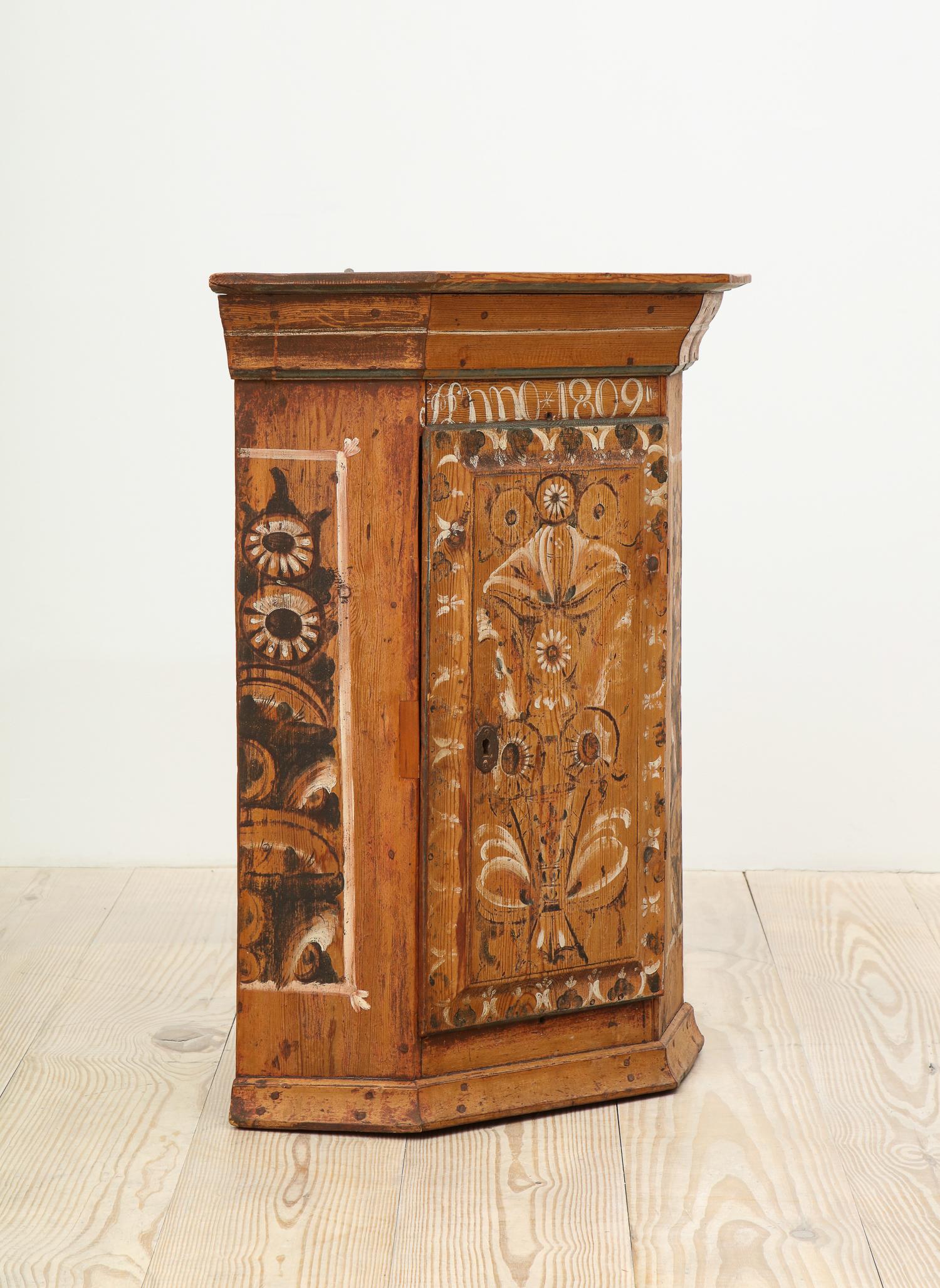 Exceptional 19th century Swedish Dalarna Allmoge corner cabinet painted with Kurbits / Rosemaling with center door, Dalarna, Sweden, inscribed and dated: Anno 1830; all original painting.

This corner cabinet, dated 1830, reflects the beautiful,