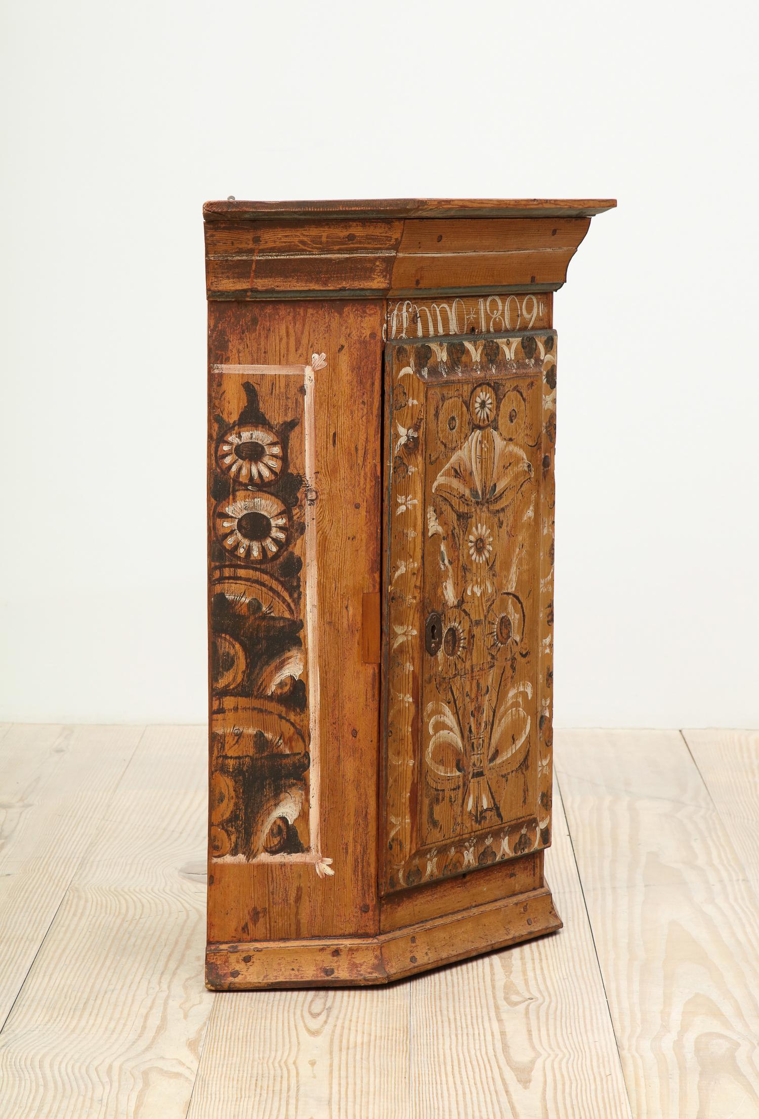 19th Century Dalarna Corner Cabinet, Sweden, Inscribed and Dated, Anno 1830 In Excellent Condition In New York, NY