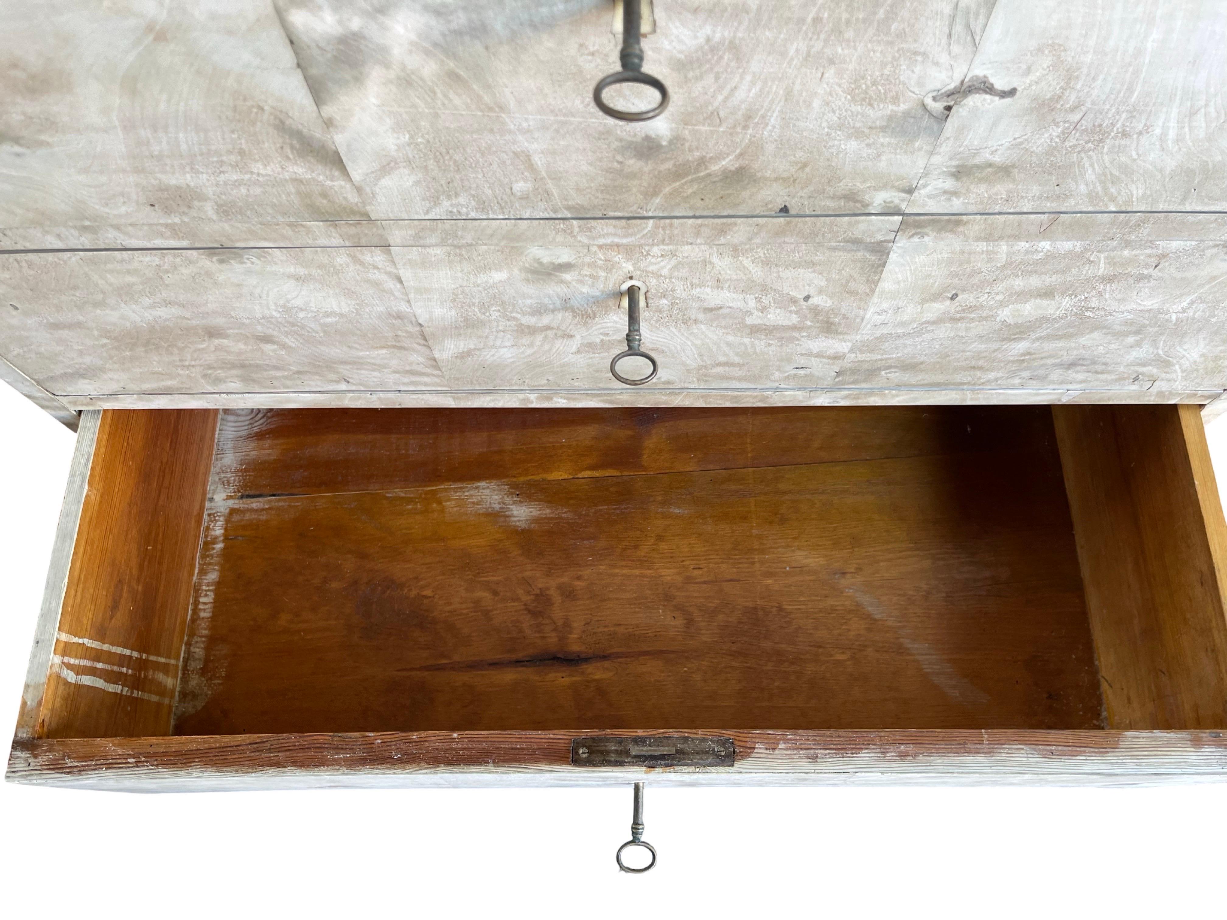 Cassettone danese Biedermeier in acero sbiancato del XIX secolo in vendita 7