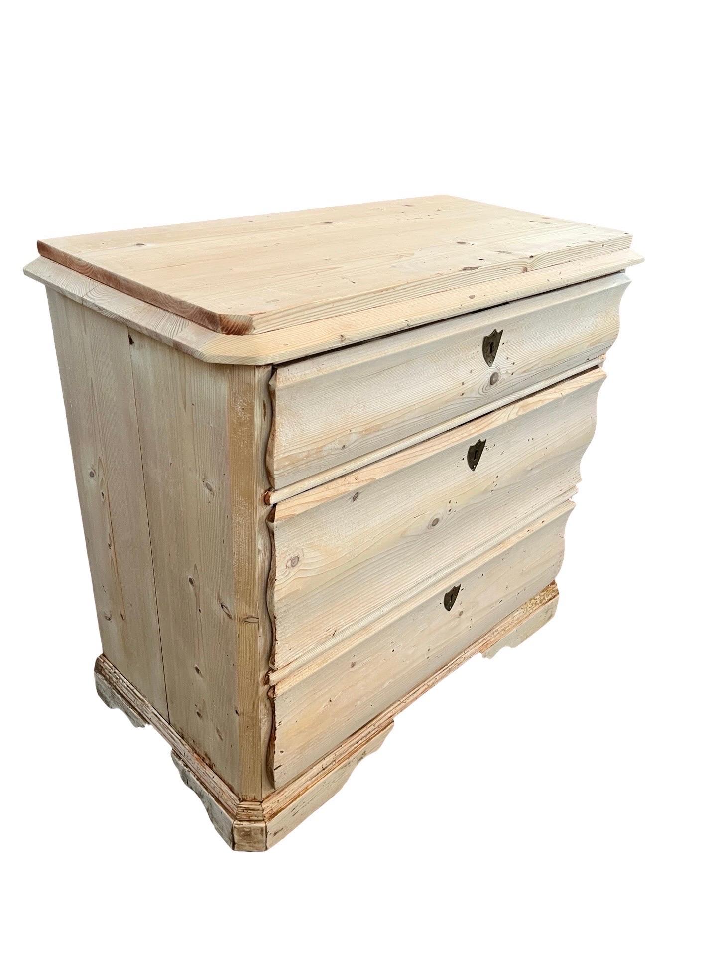 19. Jahrhundert Dänische Biedermeier Kommode aus gebleichtem Kiefernholz (Gebleicht) im Angebot