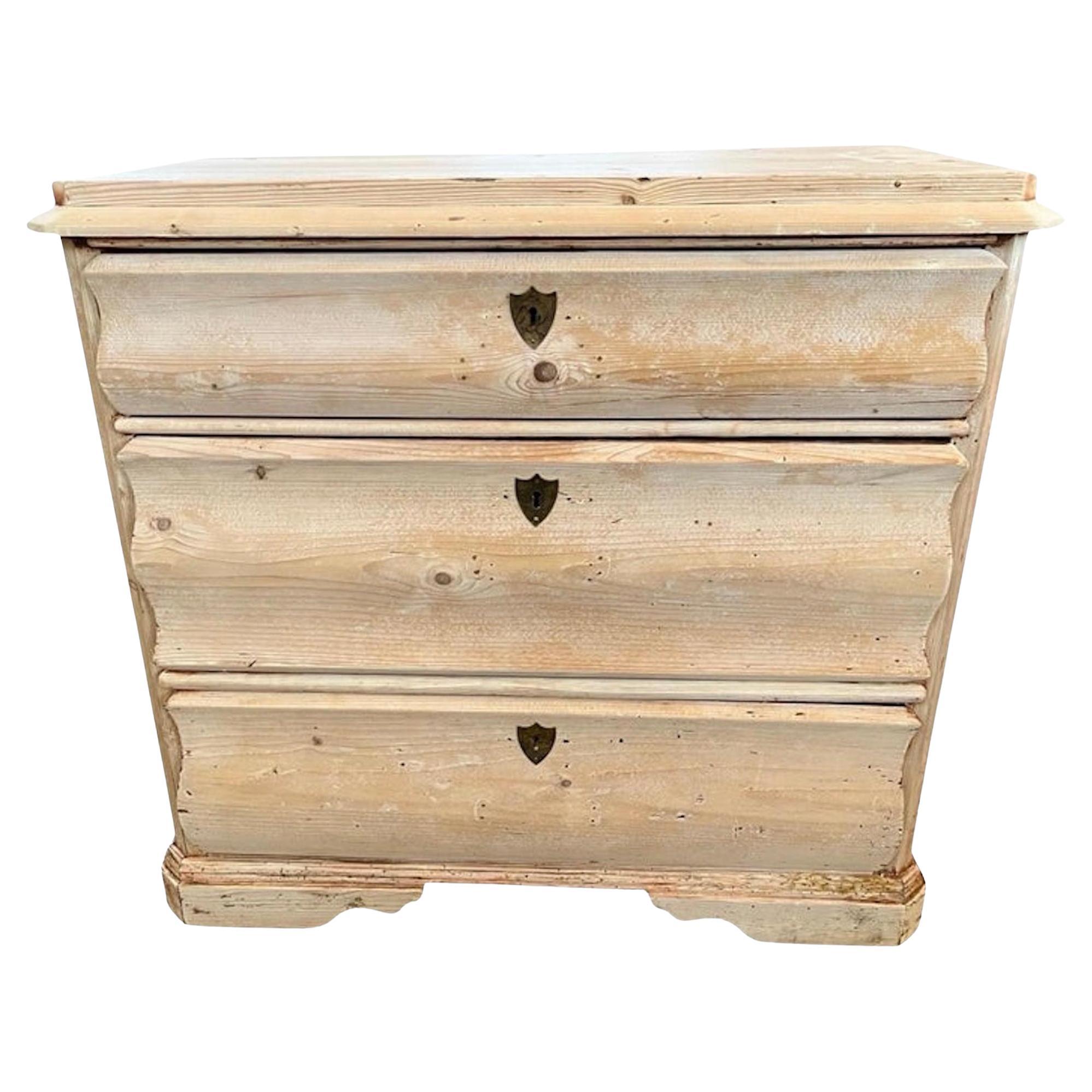 Hand-Carved Commodes et coffres à tiroirs