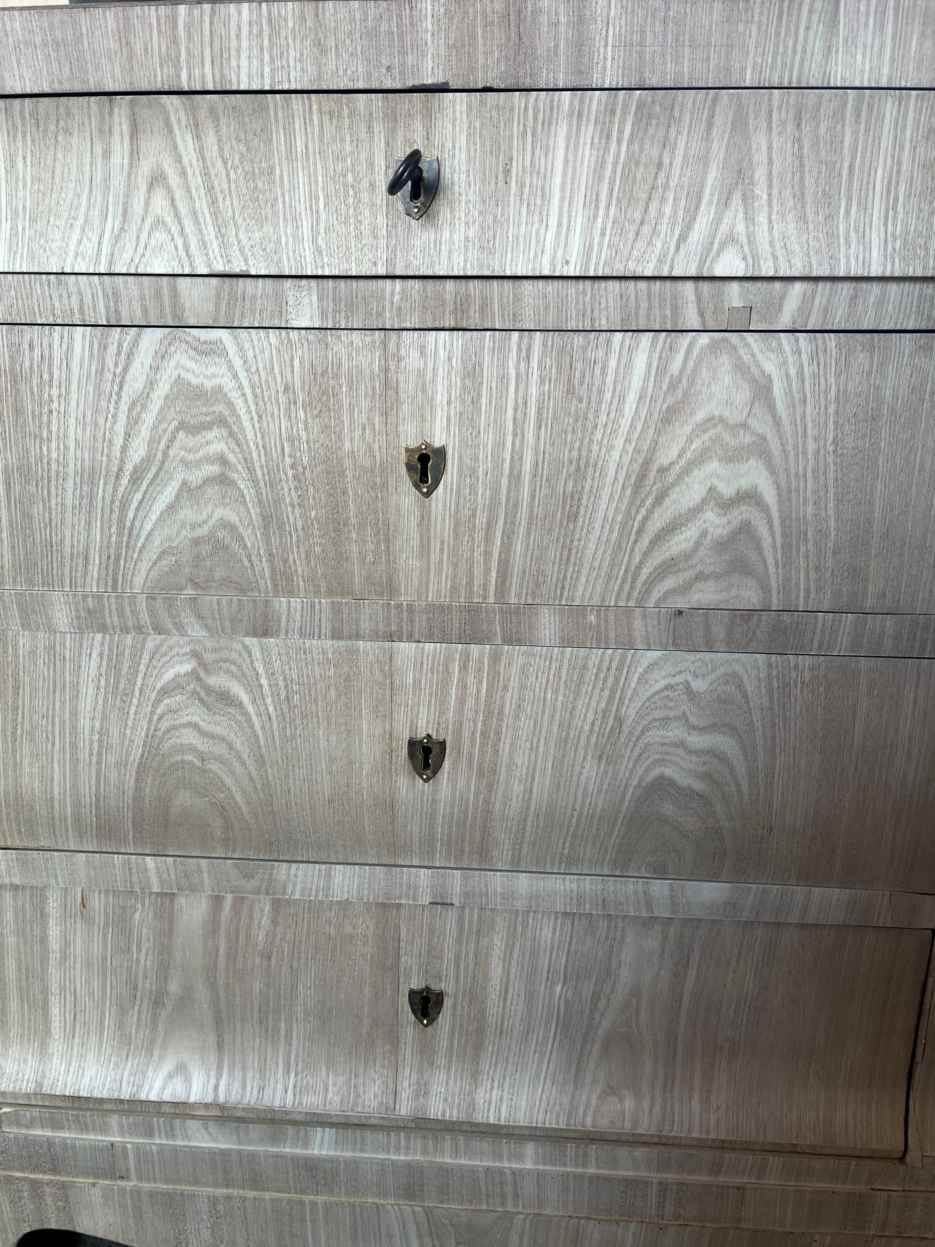 Sbiancato Cassettiera Biedermeier danese in mogano sbiancato del XIX secolo in vendita