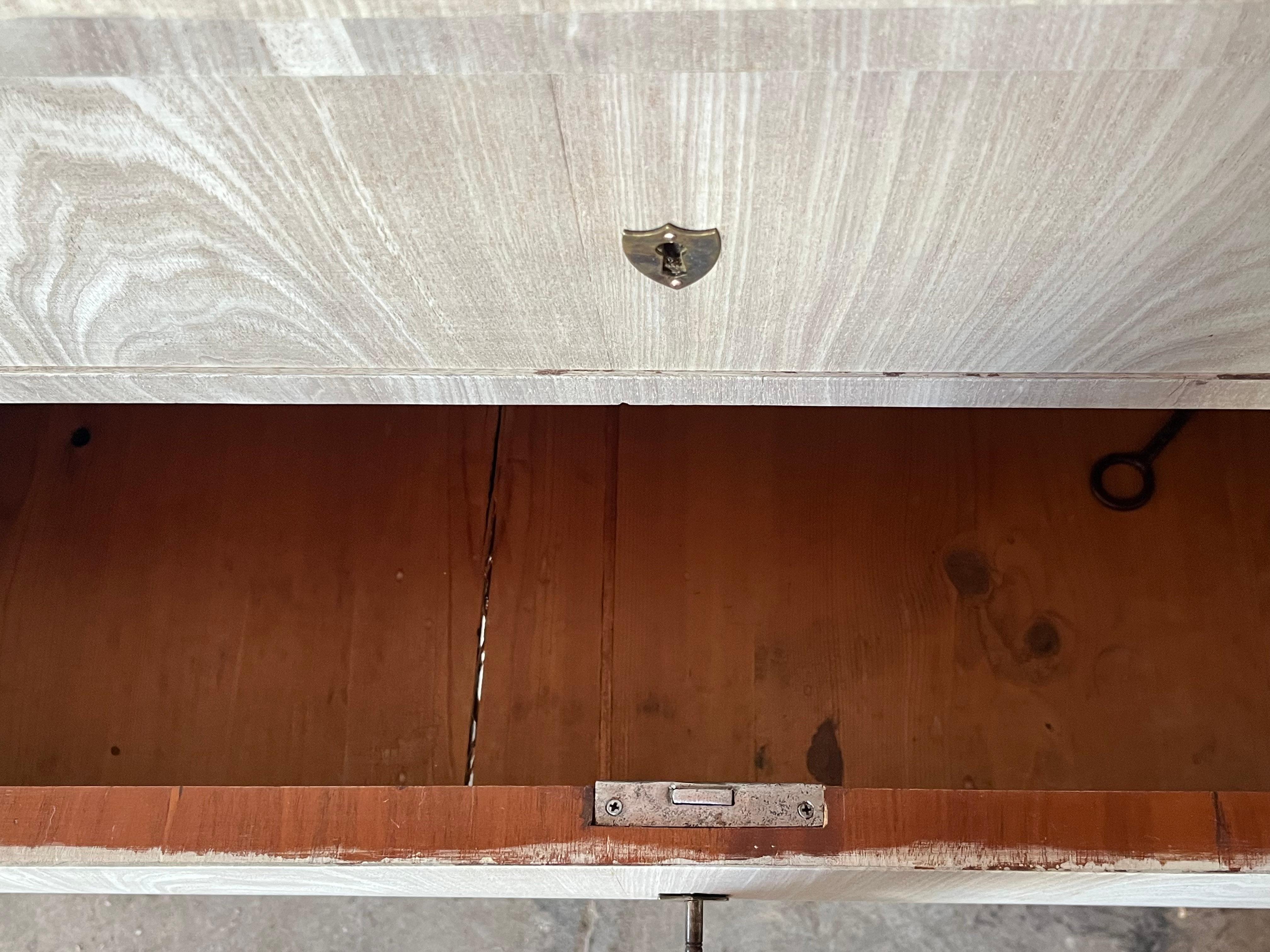 Cassettiera Biedermeier danese in mogano sbiancato del XIX secolo in vendita 1