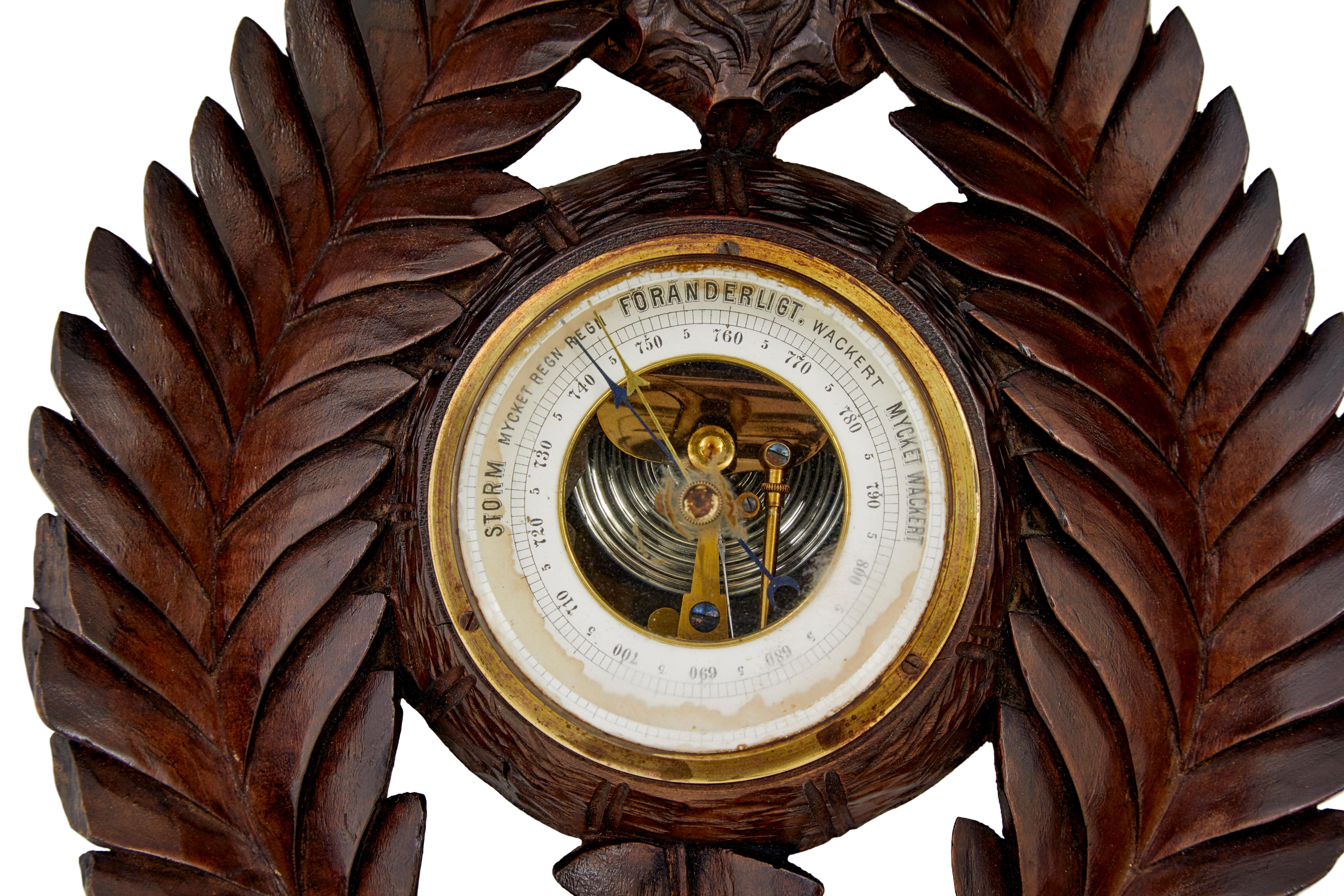Dänisches Barometer aus geschnitztem Nussbaumholz, 19. Jahrhundert, um 1890.

Wunderschön geschnitzt aus einem massiven Stück Holz. Das Thermometer ist in den Deckel eingelassen. Barometer mit Papierzifferblatt in dänischer Sprache.

Einige Verluste