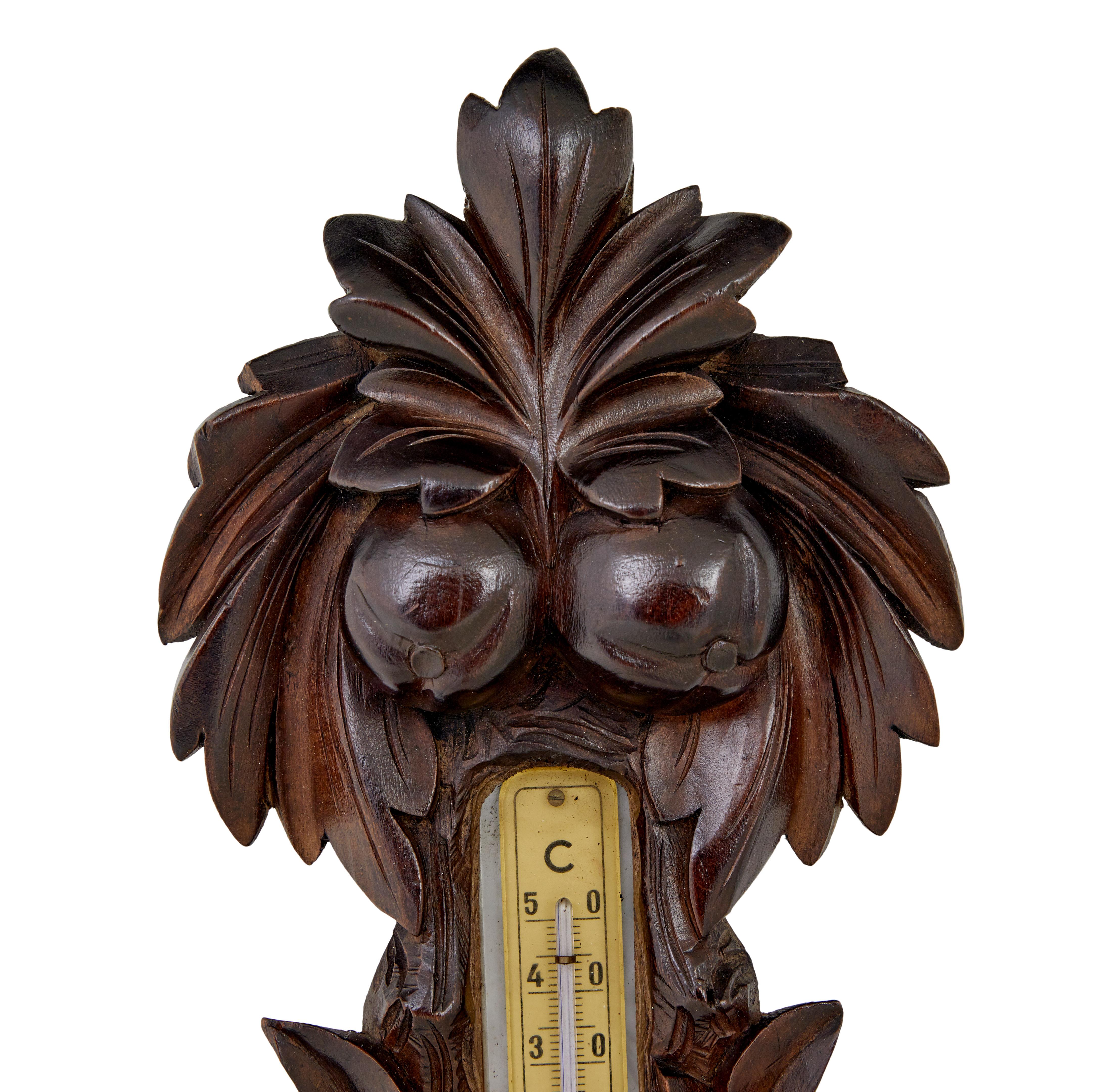 Barometer aus geschnitztem dänischem Nussbaumholz aus dem 19. (Dänisch) im Angebot