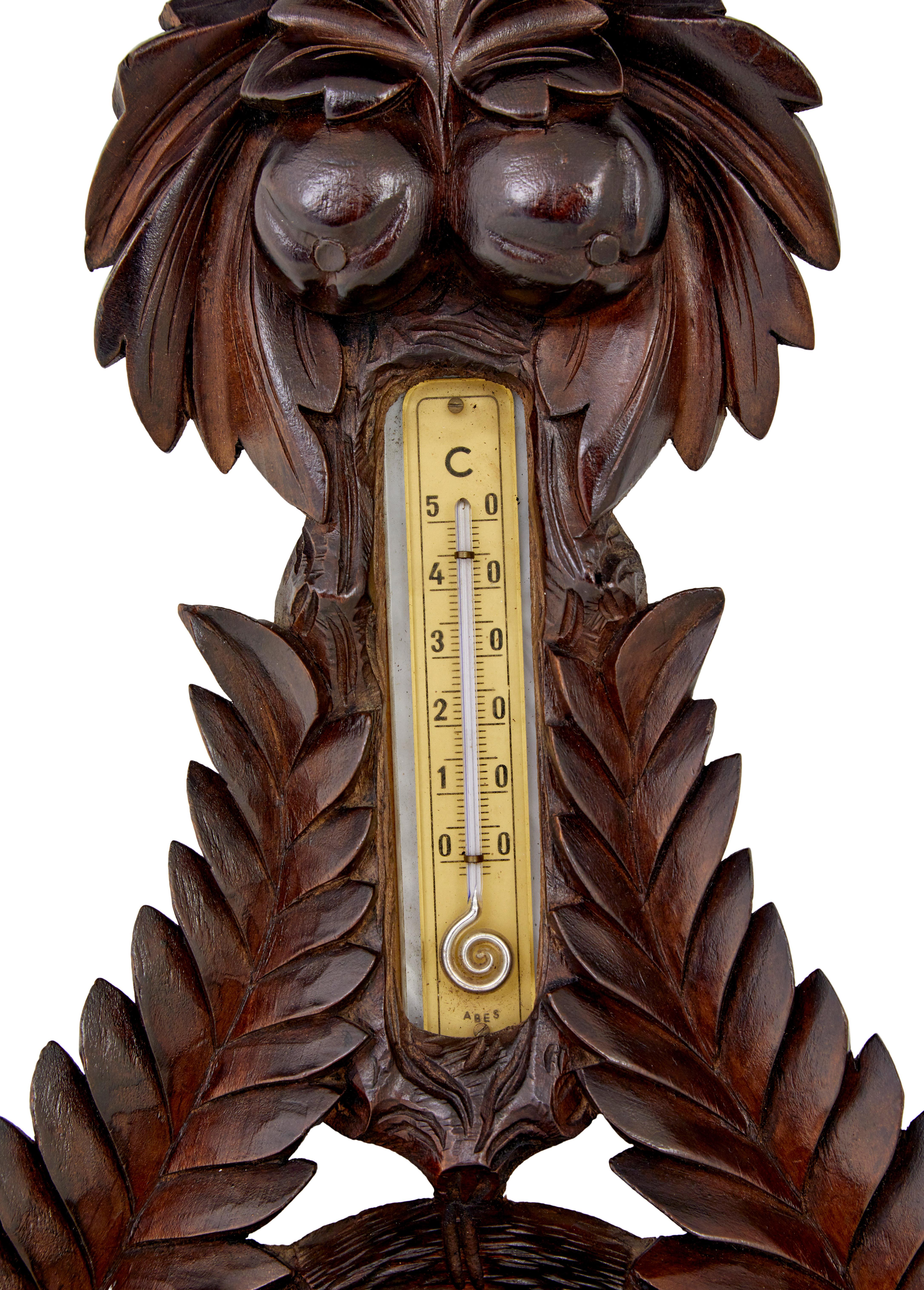 Barometer aus geschnitztem dänischem Nussbaumholz aus dem 19. (Handgeschnitzt) im Angebot