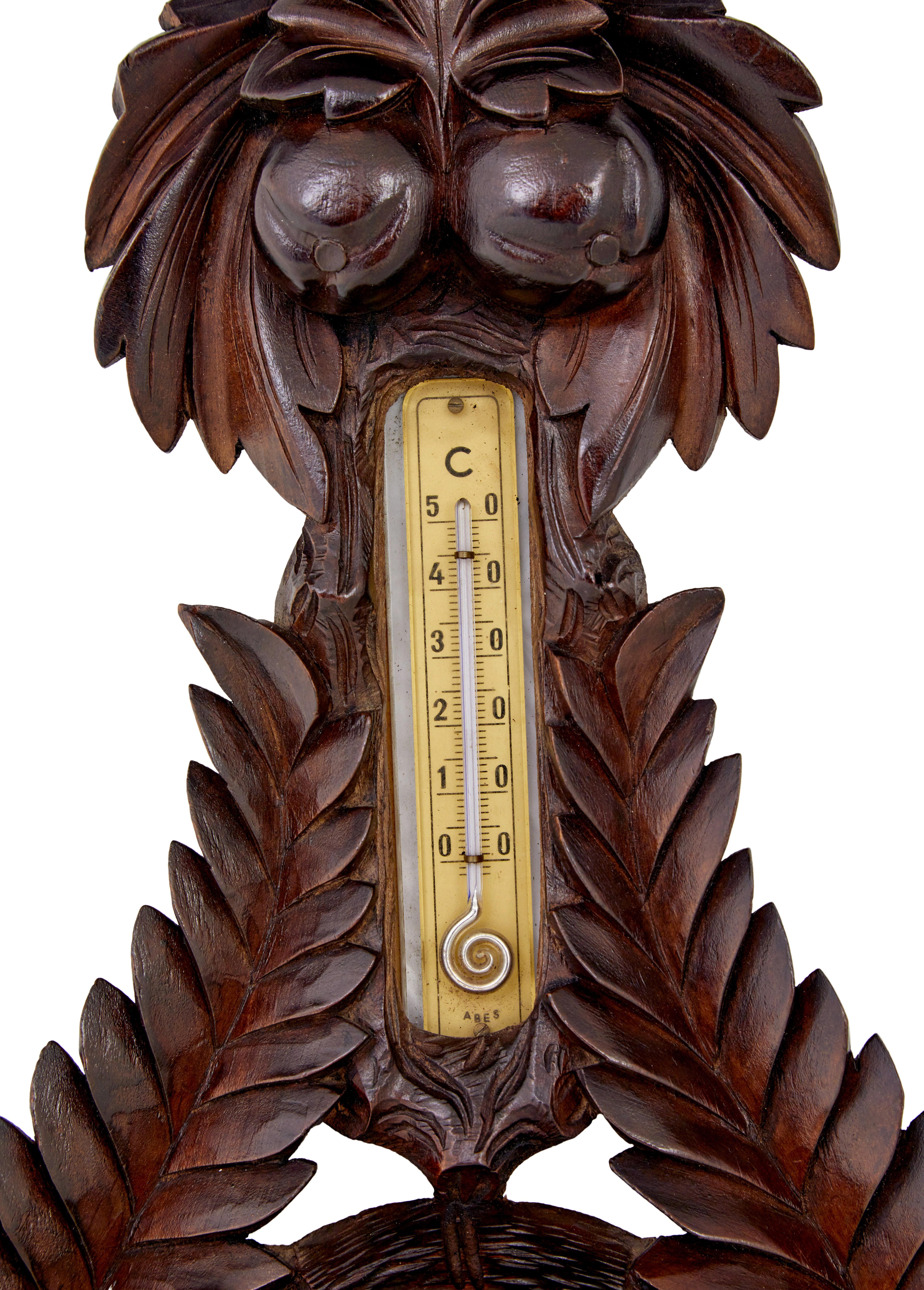 Sculpté à la main Baromètre danois en noyer sculpté du 19e siècle en vente