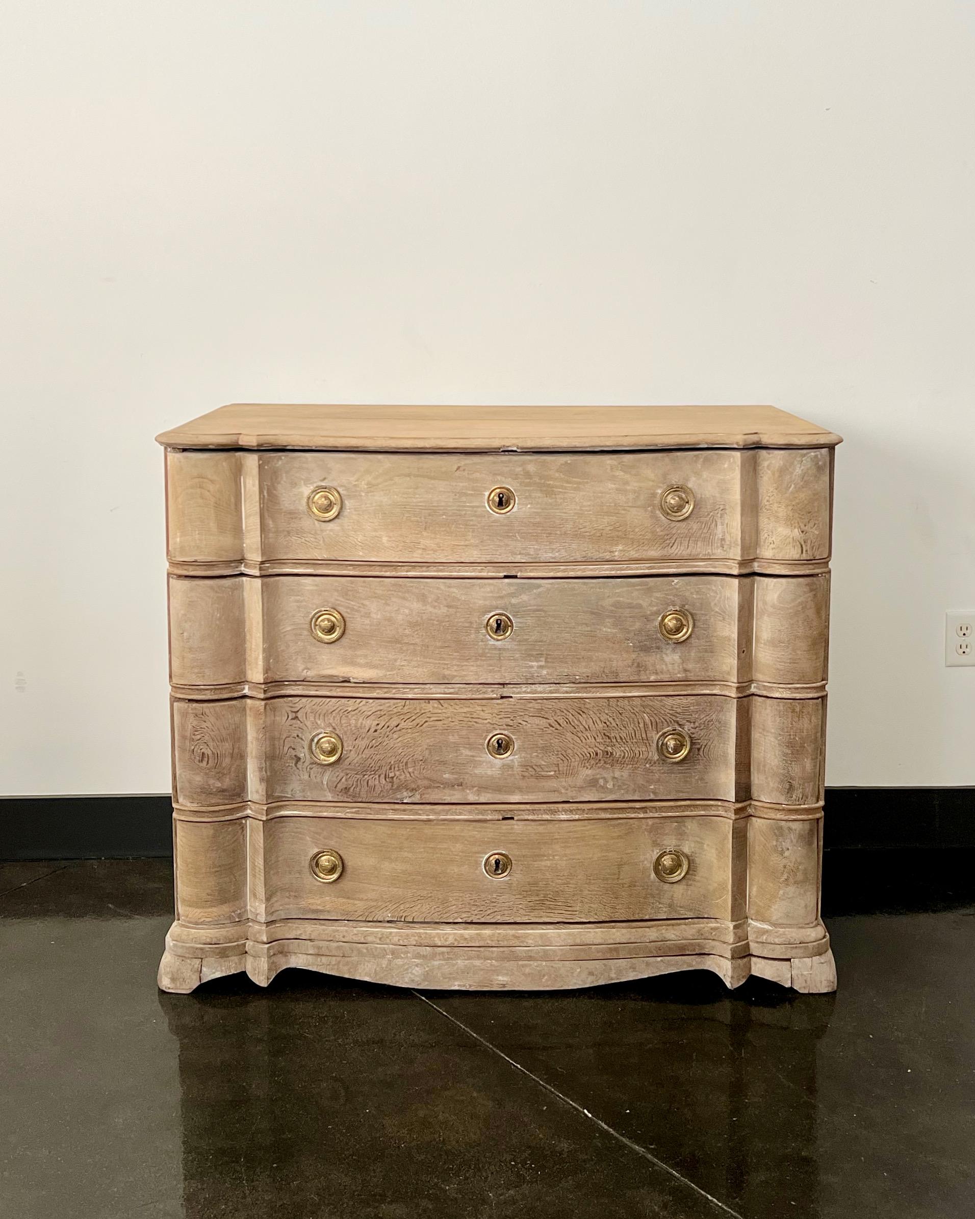 19th century chest of drawers in richly carved bleached oak with curvaceous serpentine drawer fronts with handsome original bronze hardwares and shaped top on carved bracket feet.
Denmark, circa 1850.
More than ever, we selected the best, the