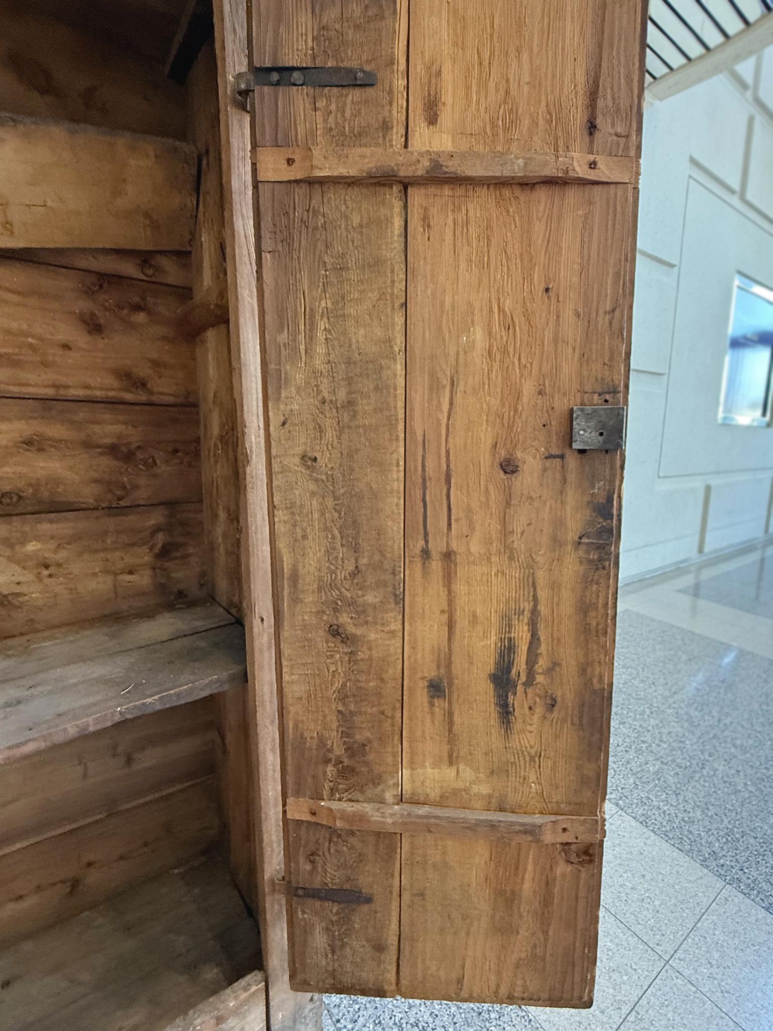 Armario danés de olmo del siglo XIX en venta 3