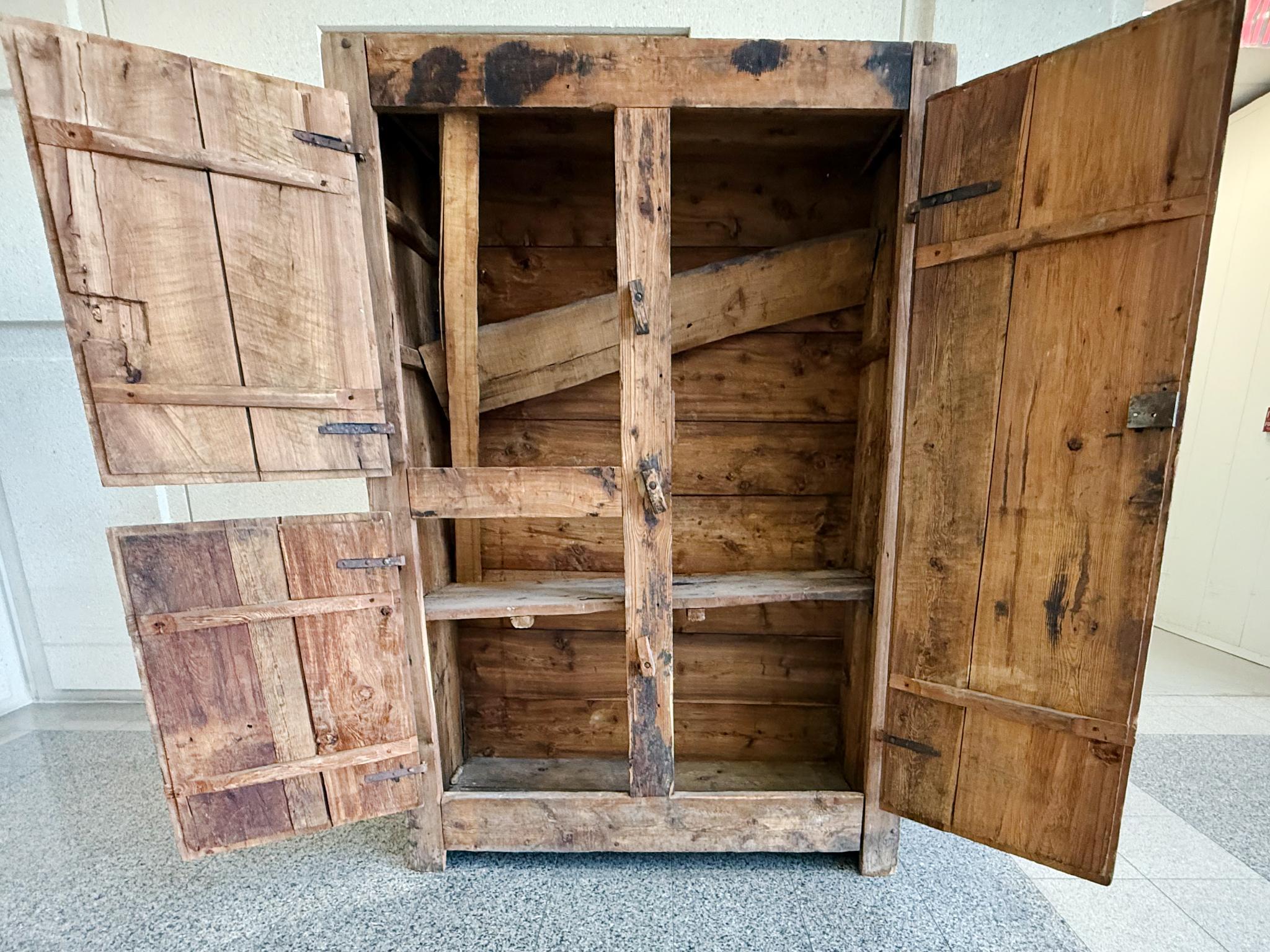 Armario danés de olmo del siglo XIX Hecho a mano en venta