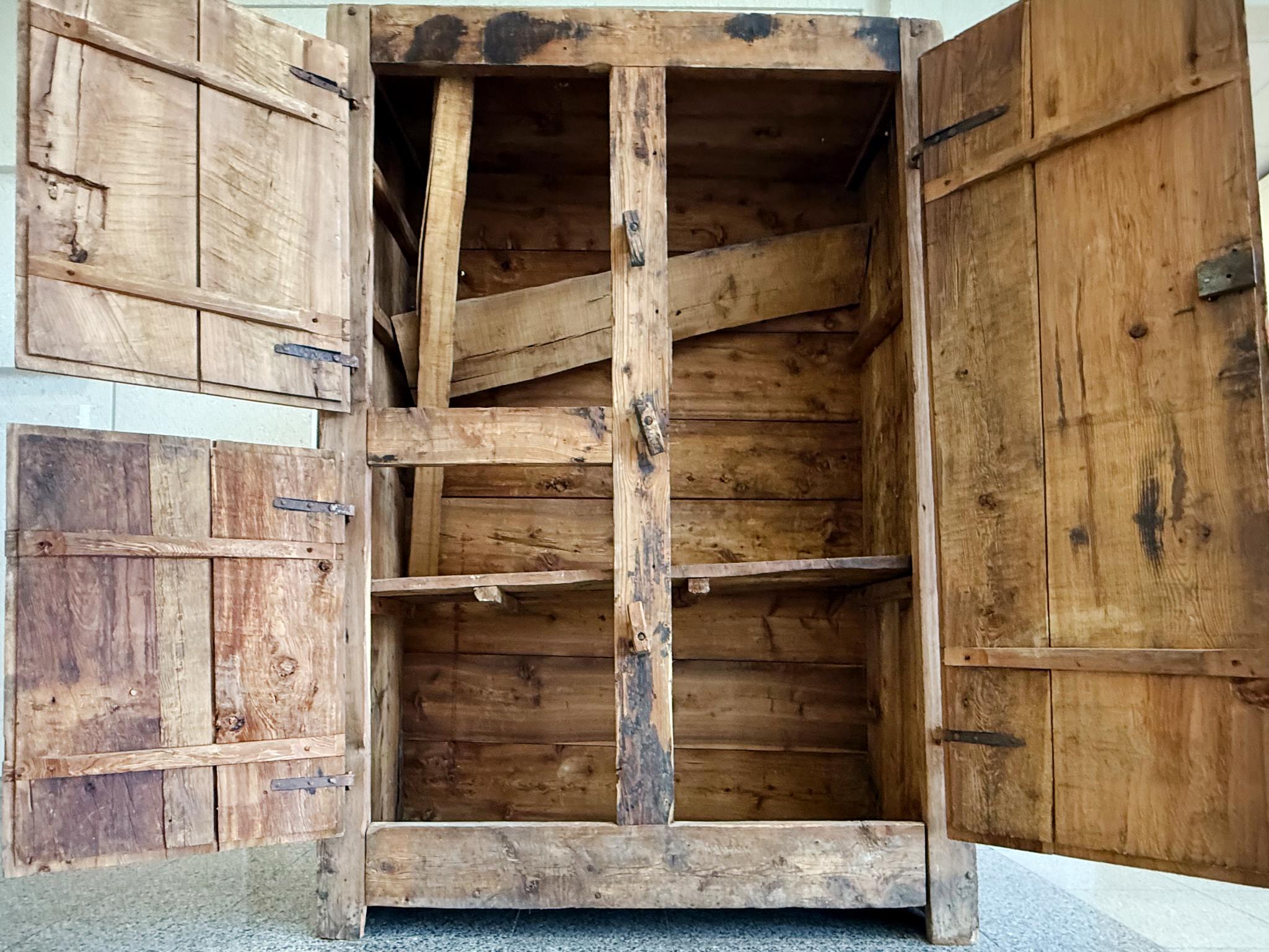 Armario danés de olmo del siglo XIX en Bueno estado para la venta en New York, NY