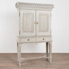 Armario danés del siglo XIX de roble pintado de gris sobre patas con cajones interiores