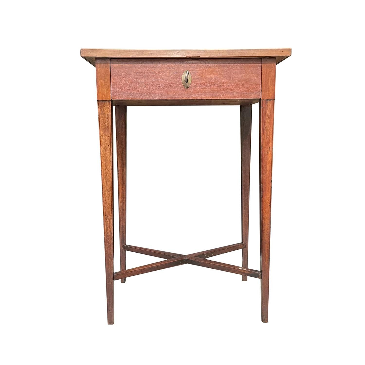Une petite table de couture antique danoise de style gustavien en noyer poli travaillé à la main, en bon état. La table d'appoint scandinave est composée d'un tiroir, détaillé avec la quincaillerie et la clé en laiton d'origine, reposant sur quatre