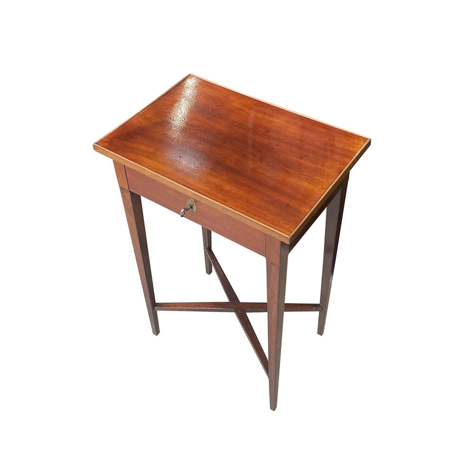 Danois Table d'appoint danoise Gustavienne IFR du 19ème siècle - Table de couture ancienne en noyer en vente
