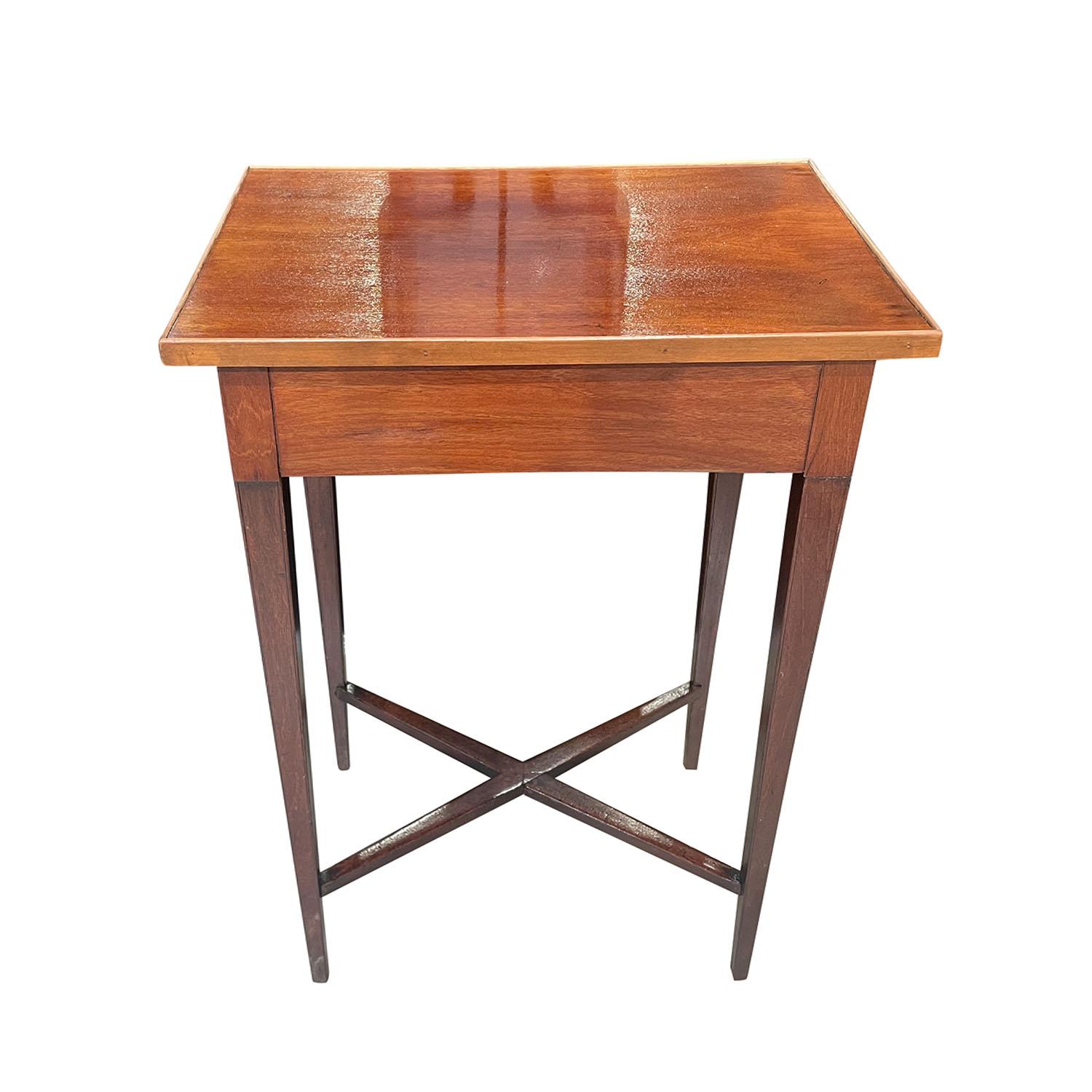 Sculpté à la main Table d'appoint danoise Gustavienne IFR du 19ème siècle - Table de couture ancienne en noyer en vente