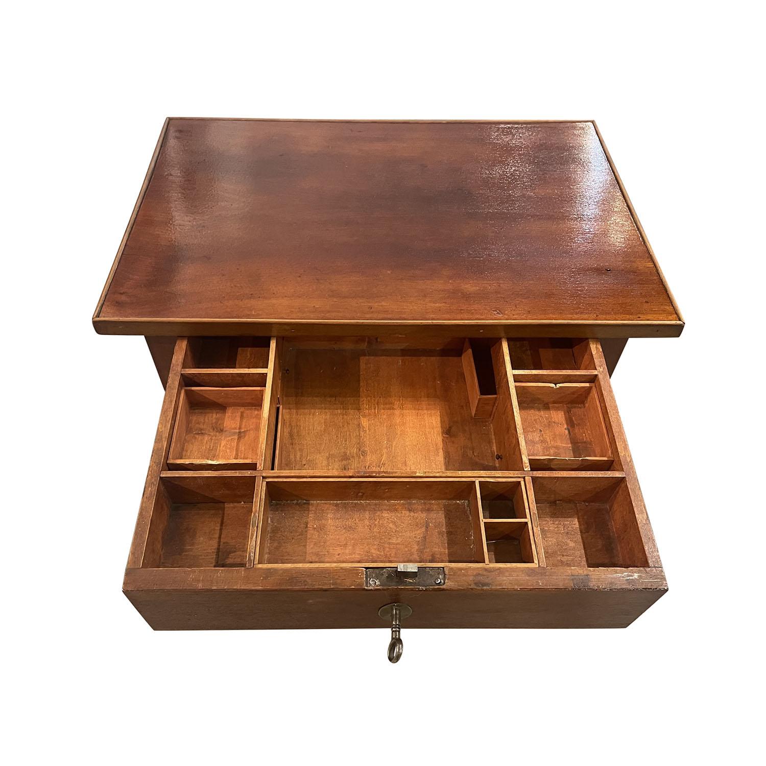 XIXe siècle Table d'appoint danoise Gustavienne IFR du 19ème siècle - Table de couture ancienne en noyer en vente