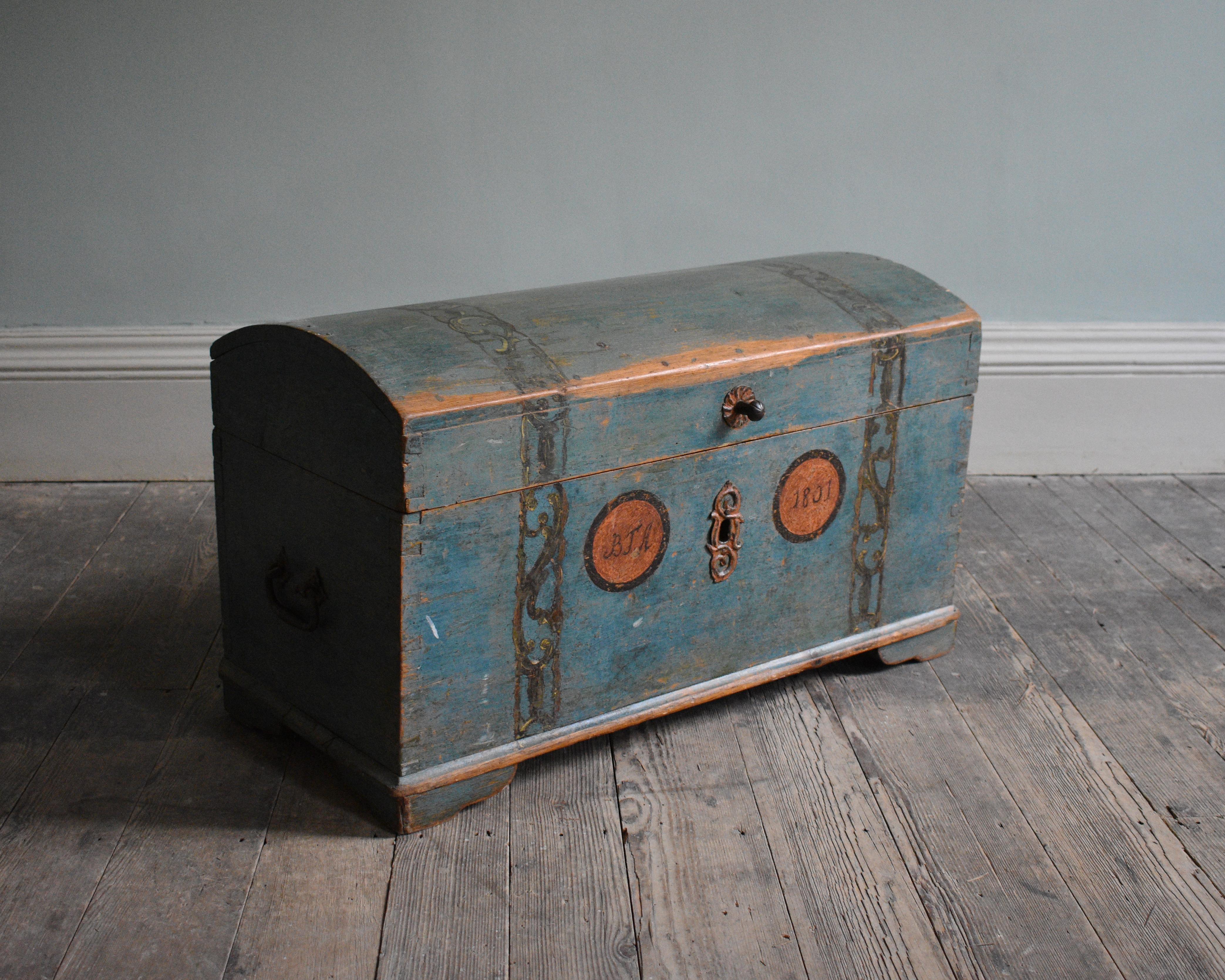 19th Century Danish Hand Painted Domed Top Trunk In Good Condition For Sale In London, GB