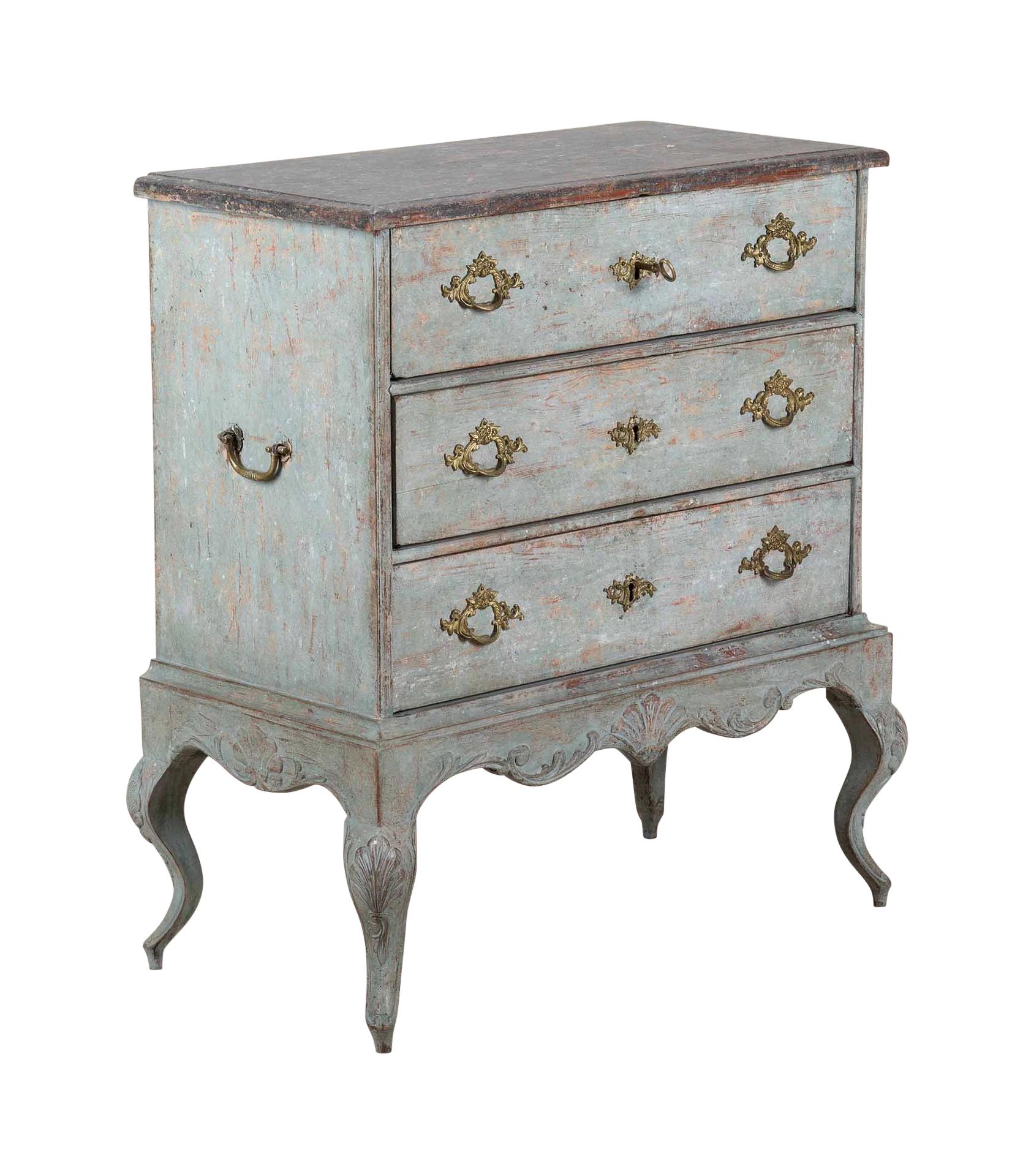 Cassettone danese del XIX secolo dipinto con tre cassetti.
Riverniciato, con dettagli decorativi intagliati e su gambe cabriolet.
Circa 1840.