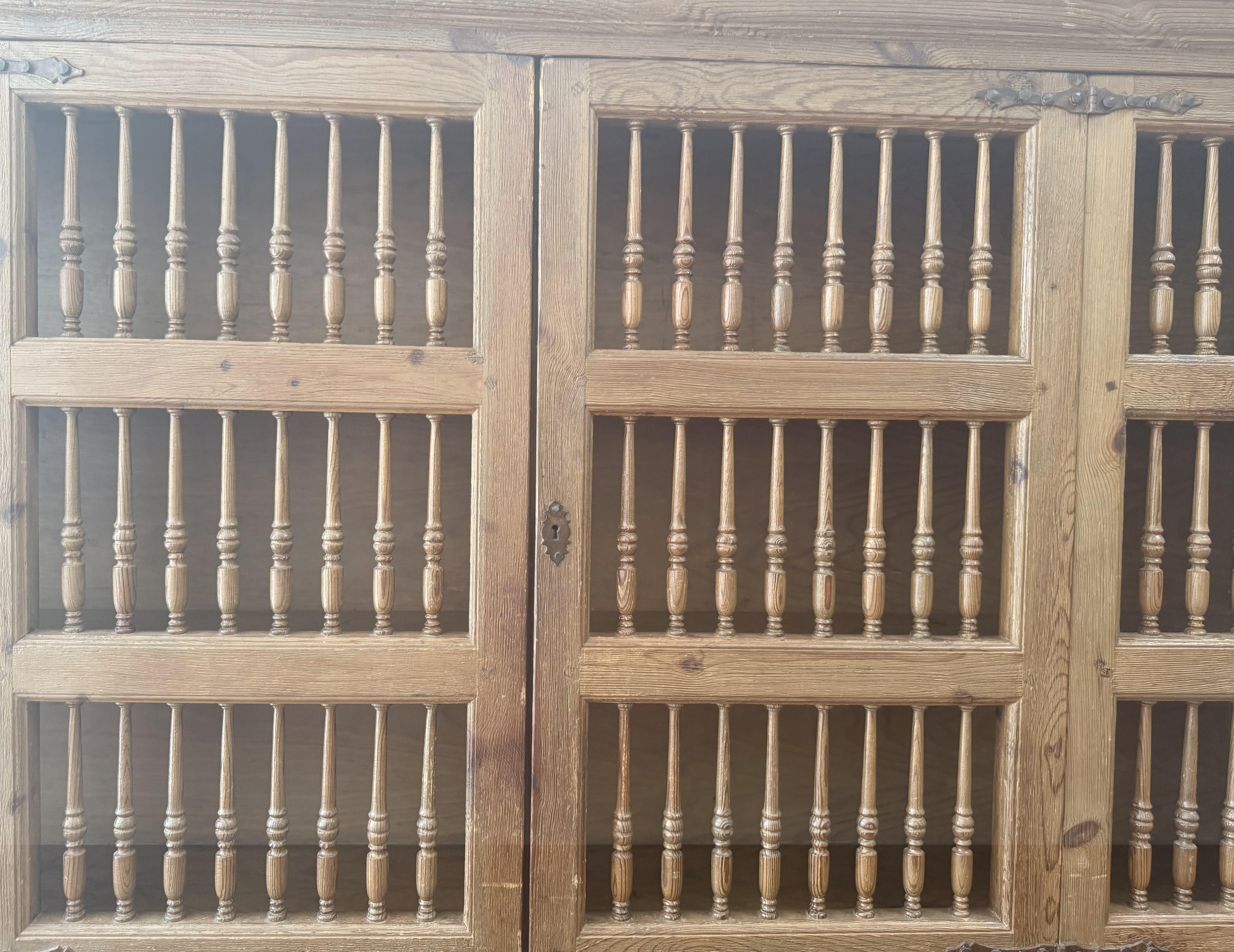 Armario doméstico de pino danés del siglo XIX con puertas de husillo torneado en venta 3