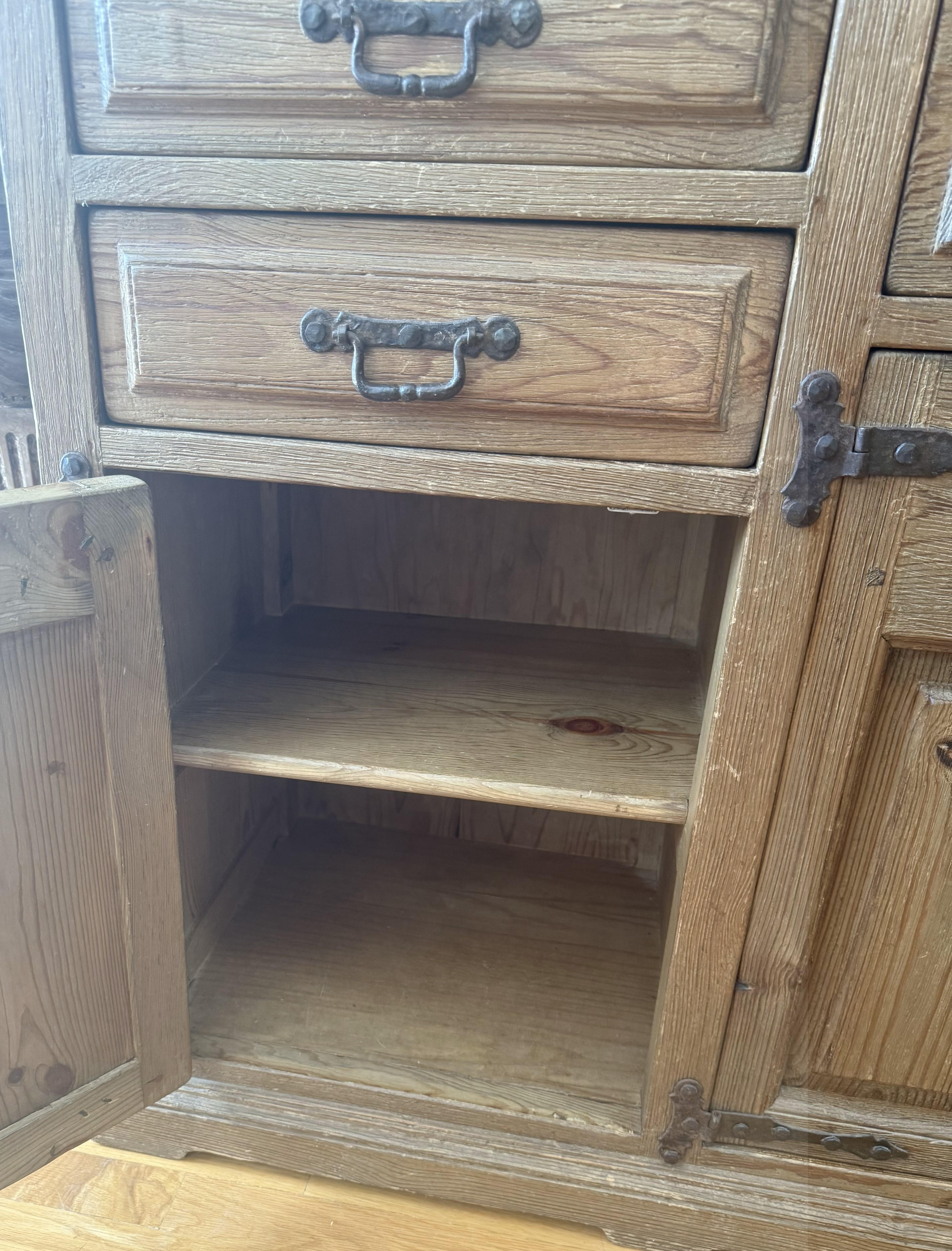 Armario doméstico de pino danés del siglo XIX con puertas de husillo torneado en venta 4