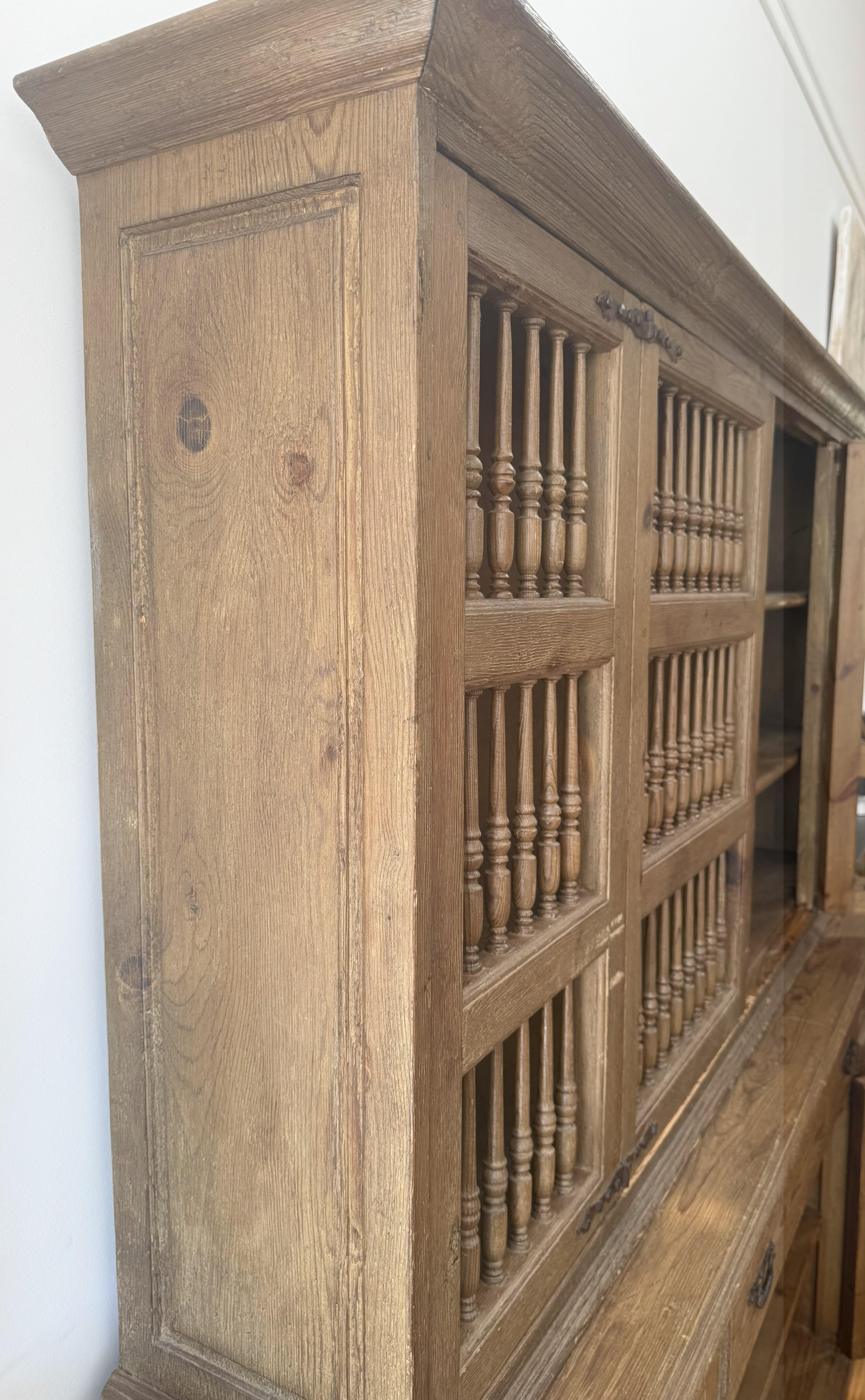 Armario doméstico de pino danés del siglo XIX con puertas de husillo torneado en venta 6