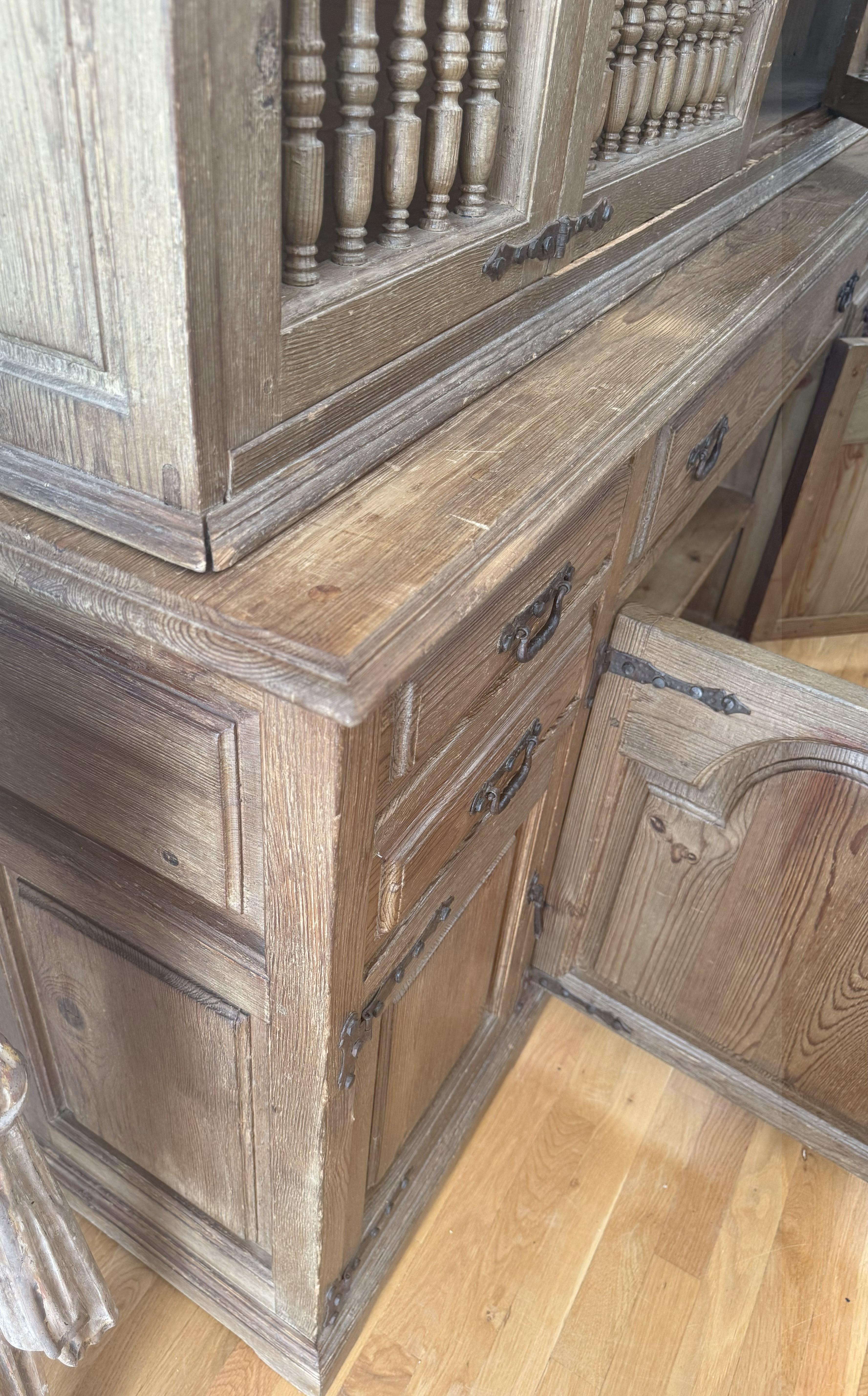 Armario doméstico de pino danés del siglo XIX con puertas de husillo torneado en venta 7