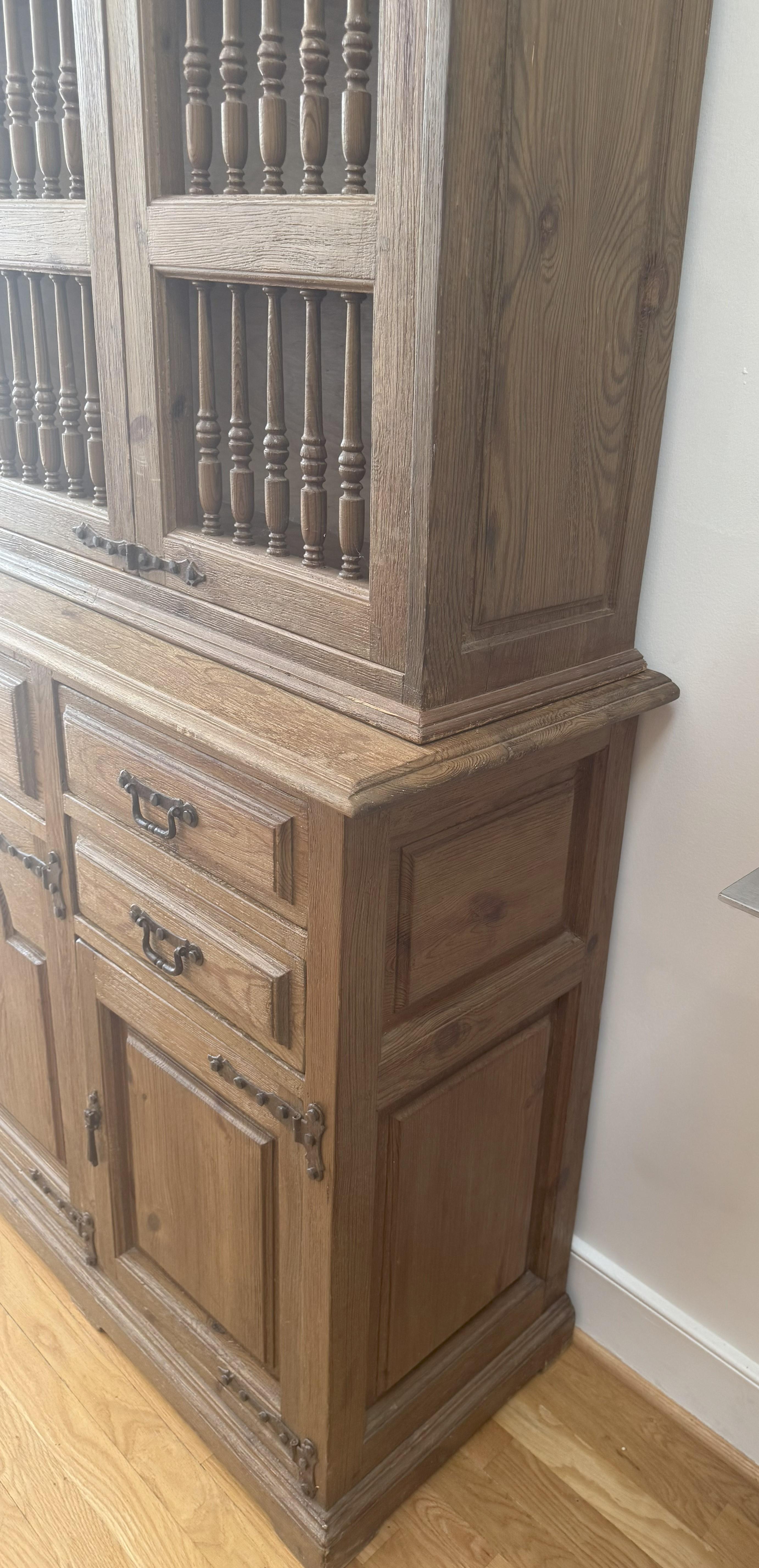 Armario doméstico de pino danés del siglo XIX con puertas de husillo torneado en venta 8